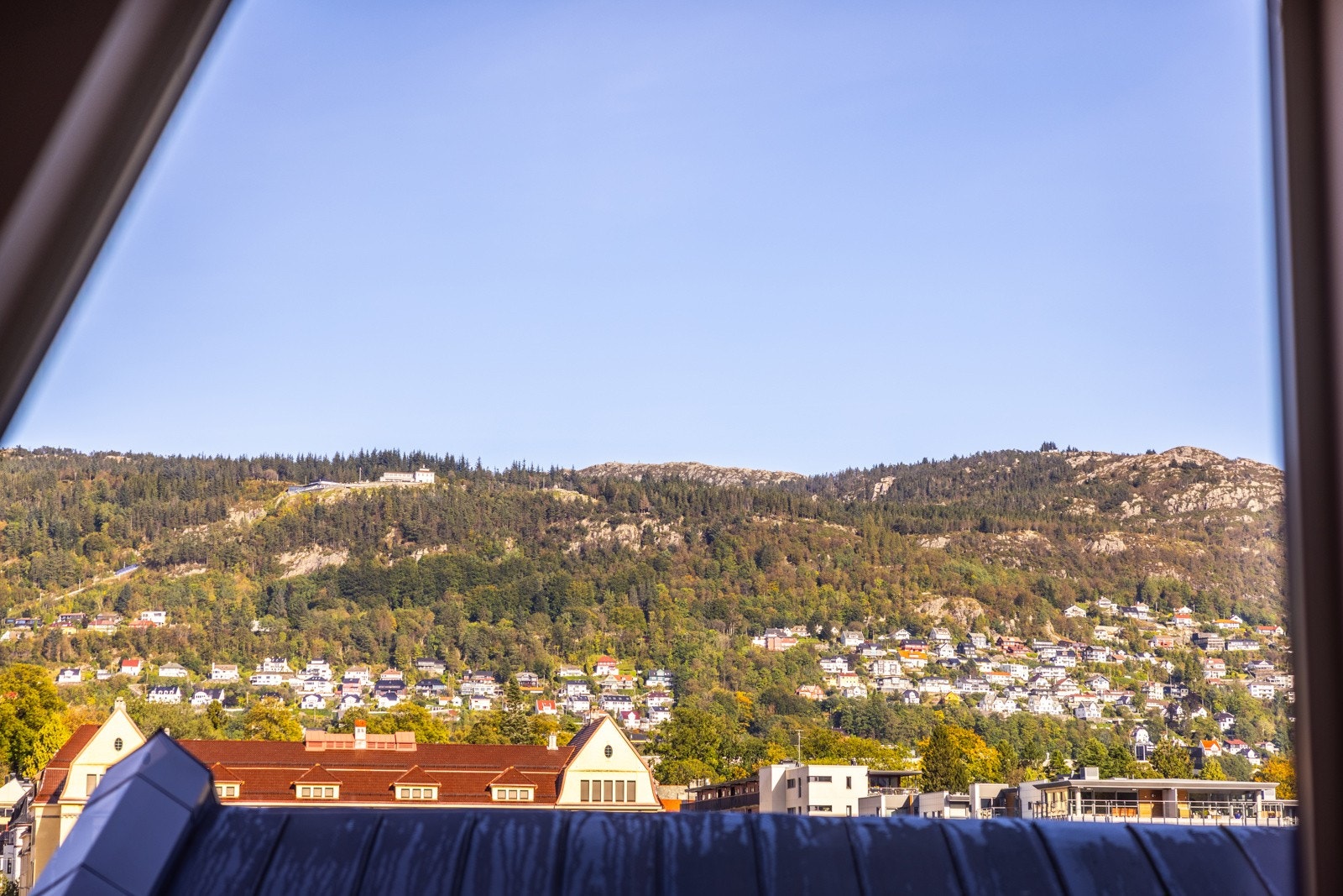 Fra stuen er det fin utsikt mot Fløyen Galleribilde