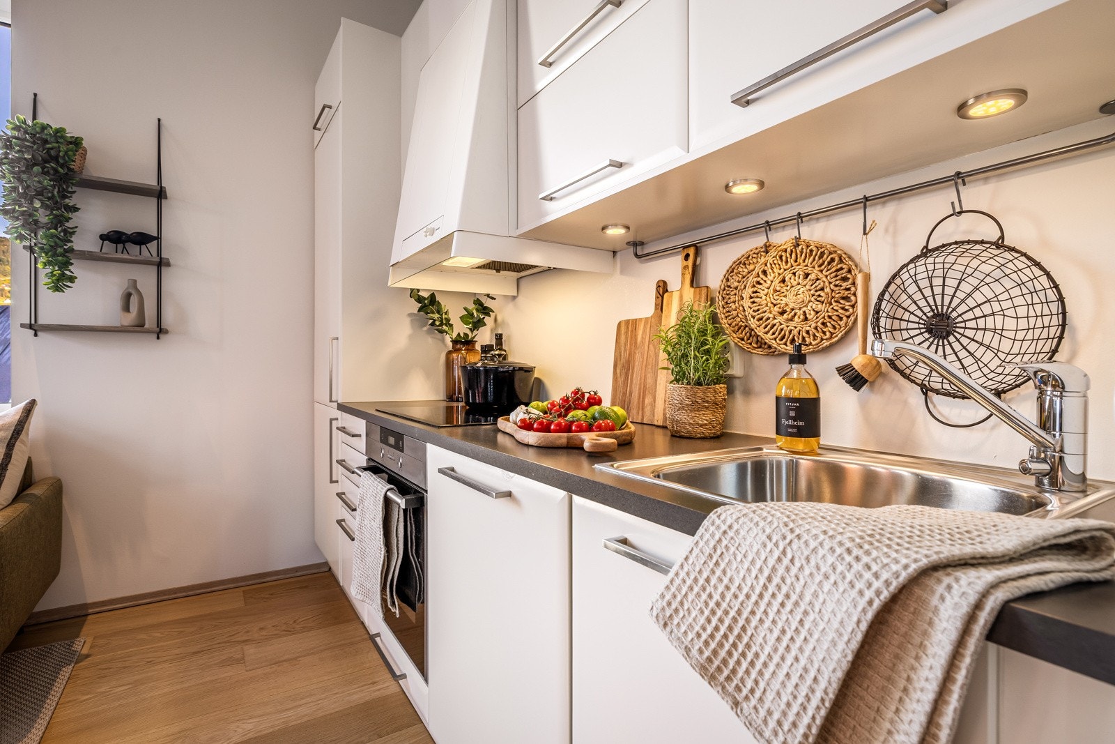 Pent kjøkken fra Sigdal - Både induksjonstopp, stekeovn, mikrobølgeovn, kjøleskap med frysedel og oppvaskmaskin er integrert i innredningen Galleribilde