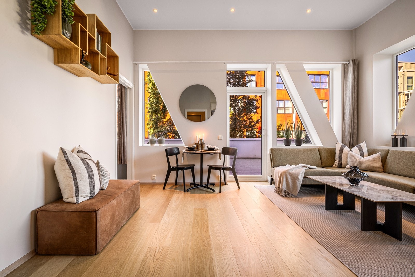 God avstand til annen bebyggelse og vegetasjon mellom gjør at leiligheten oppleves skjermet Galleribilde