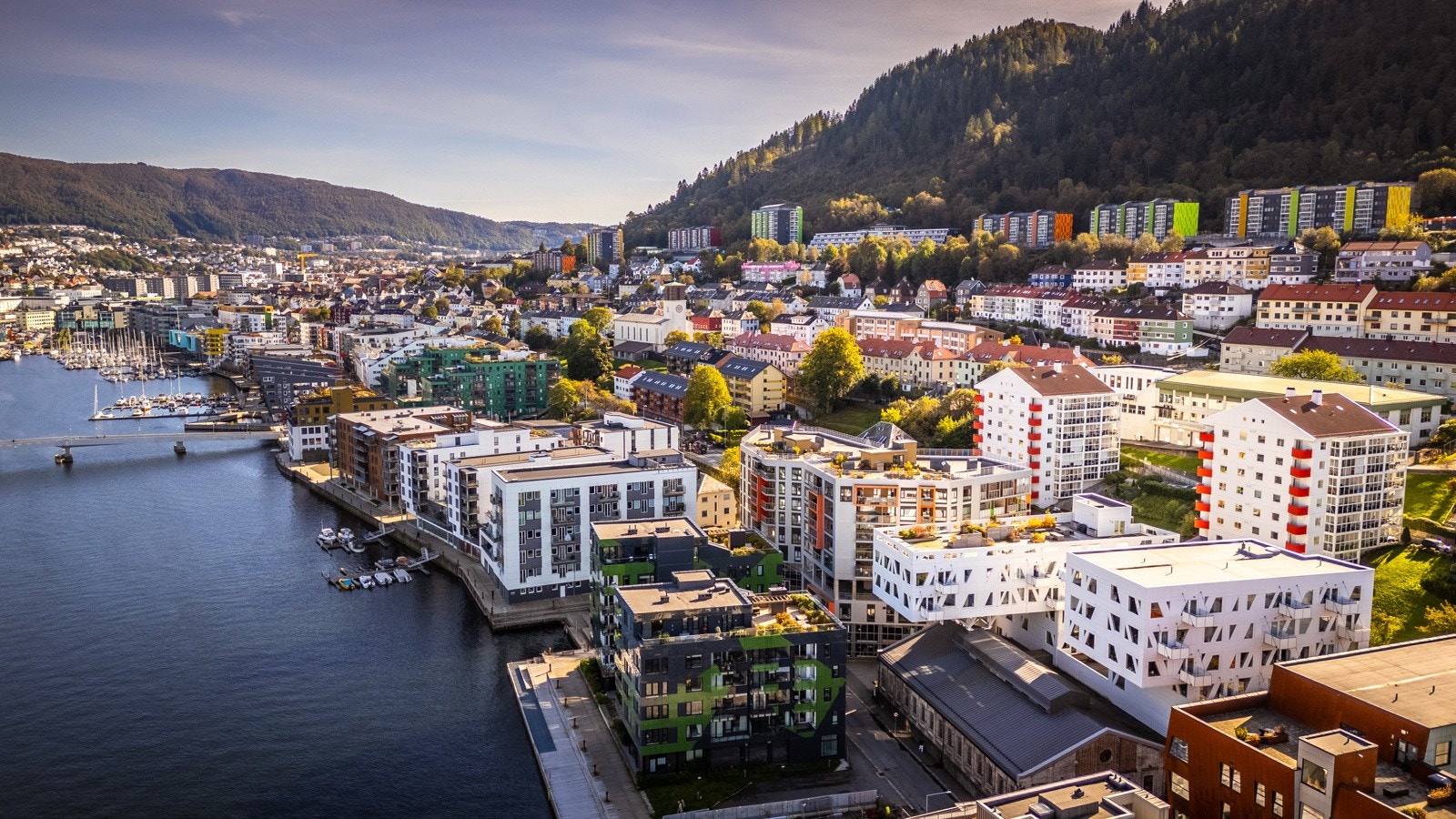 God beliggenhet i attraktivt område midt mellom fjord og fjell - Alt du trenger av fasiliteter og servicetilbud er rett utenfor døren Galleribilde