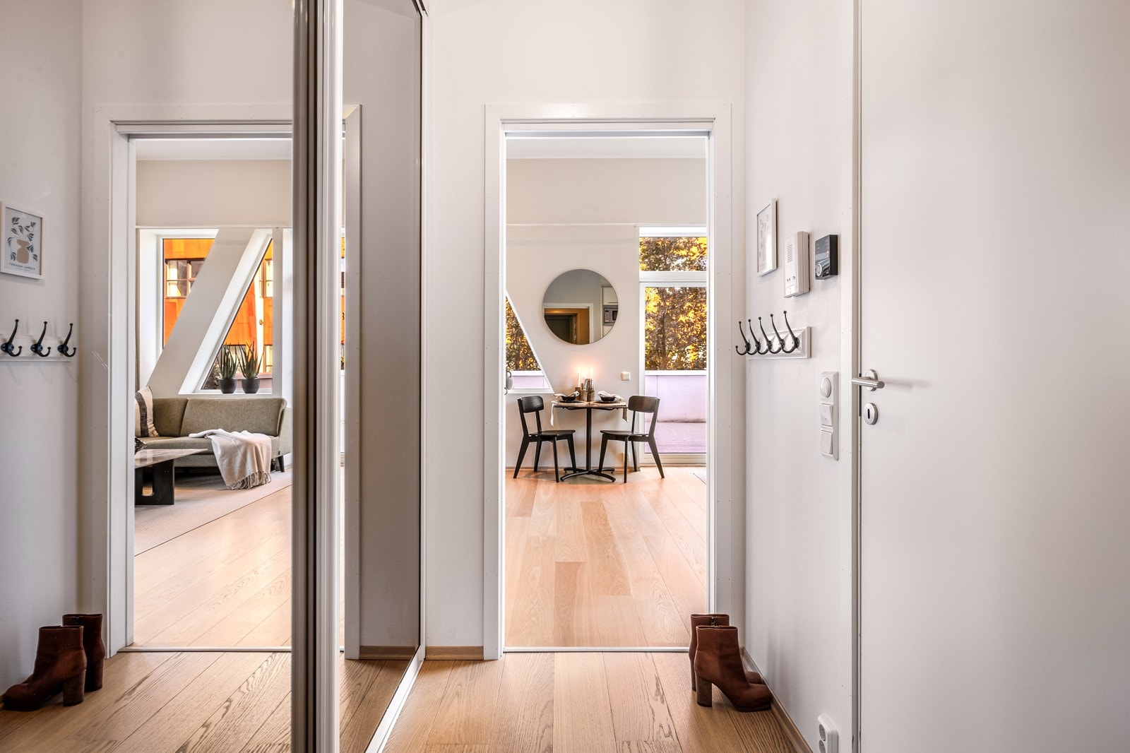 I entréen er det stor skyvedørsgarderobe med masse god oppbevaringsplass til yttertøy og sko Galleribilde