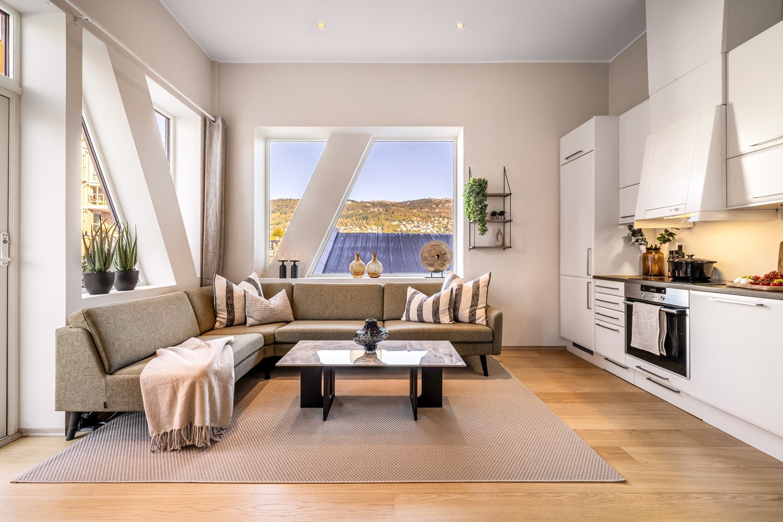 Lys, trivelig og luftig stue med takhøyde på 3,34 m Galleribilde