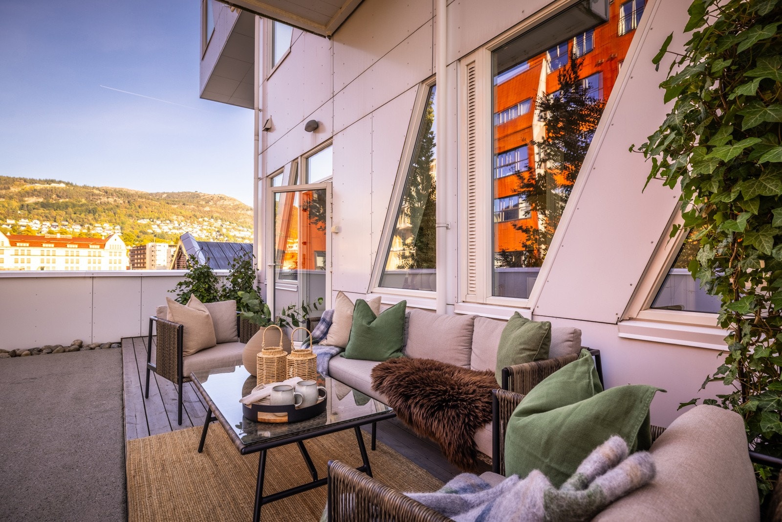 Leiligheten har vestvendt terrasse med sol ettermiddag/kveld Galleribilde