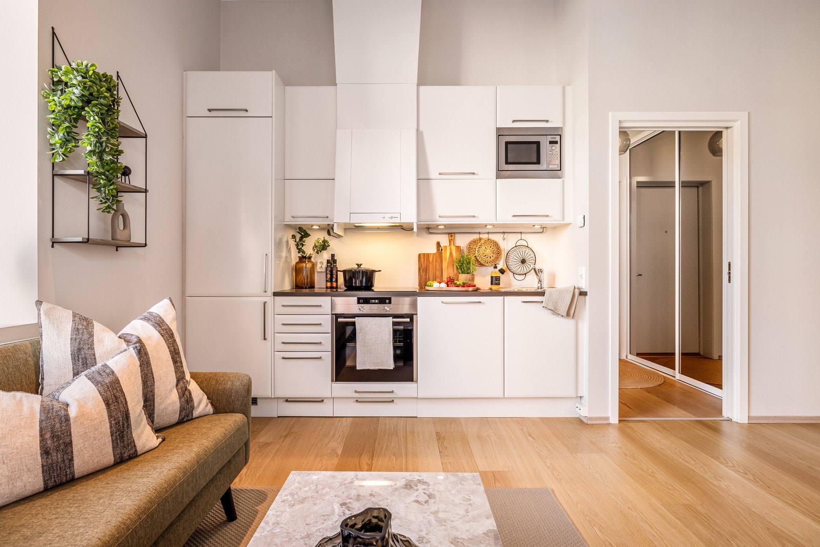 Ekstra høye overskap og skuffer i sokkellisten gir god oppbevaringsplass på kjøkkenet Galleribilde