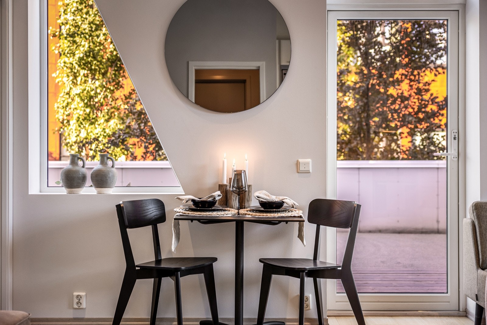 Stuen har plass til både salong og spisebord Galleribilde