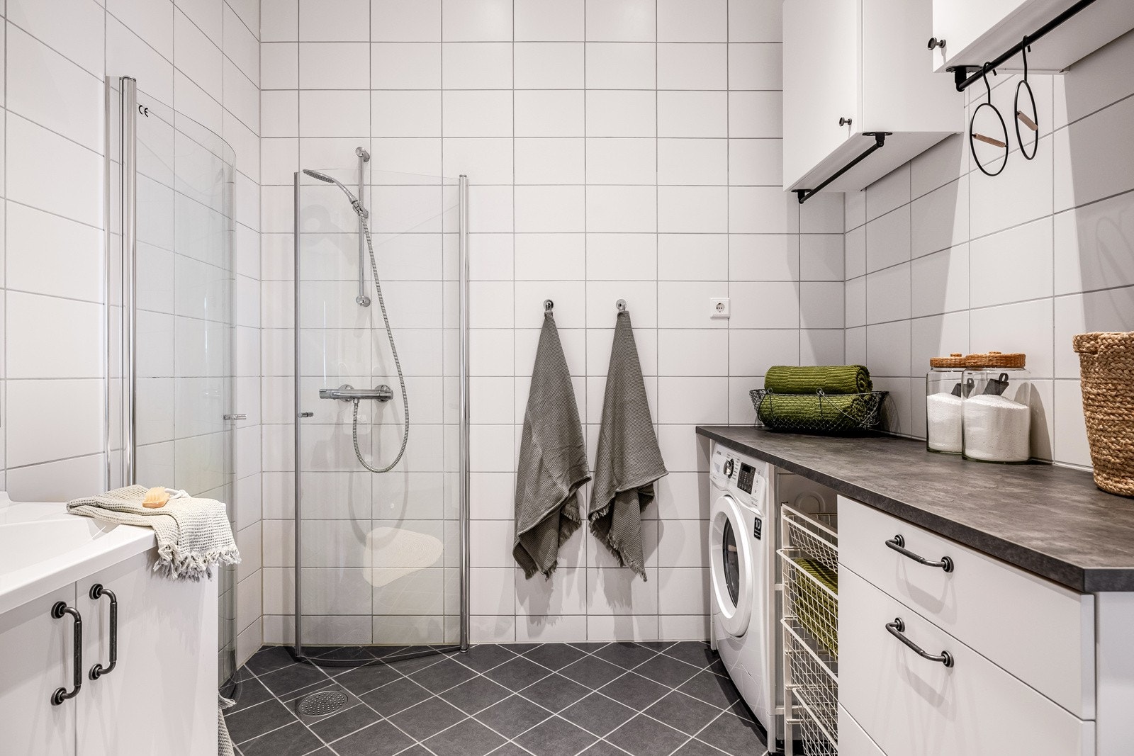 Badet har smart innredning med benkeplate og oppbevaring, samt plass til vaskemaskin under benkeplaten - Det er også ekstra stikkontakt for den som ønsker tørketrommel Galleribilde