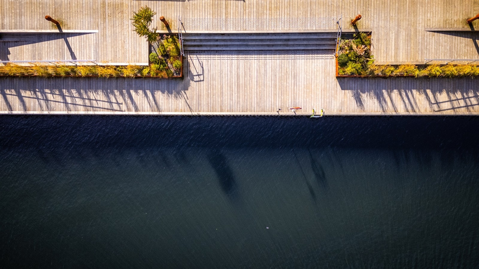 På varme sommerdager er det rundt et minutt å gå ned på kaien med fine bademuligheter Galleribilde