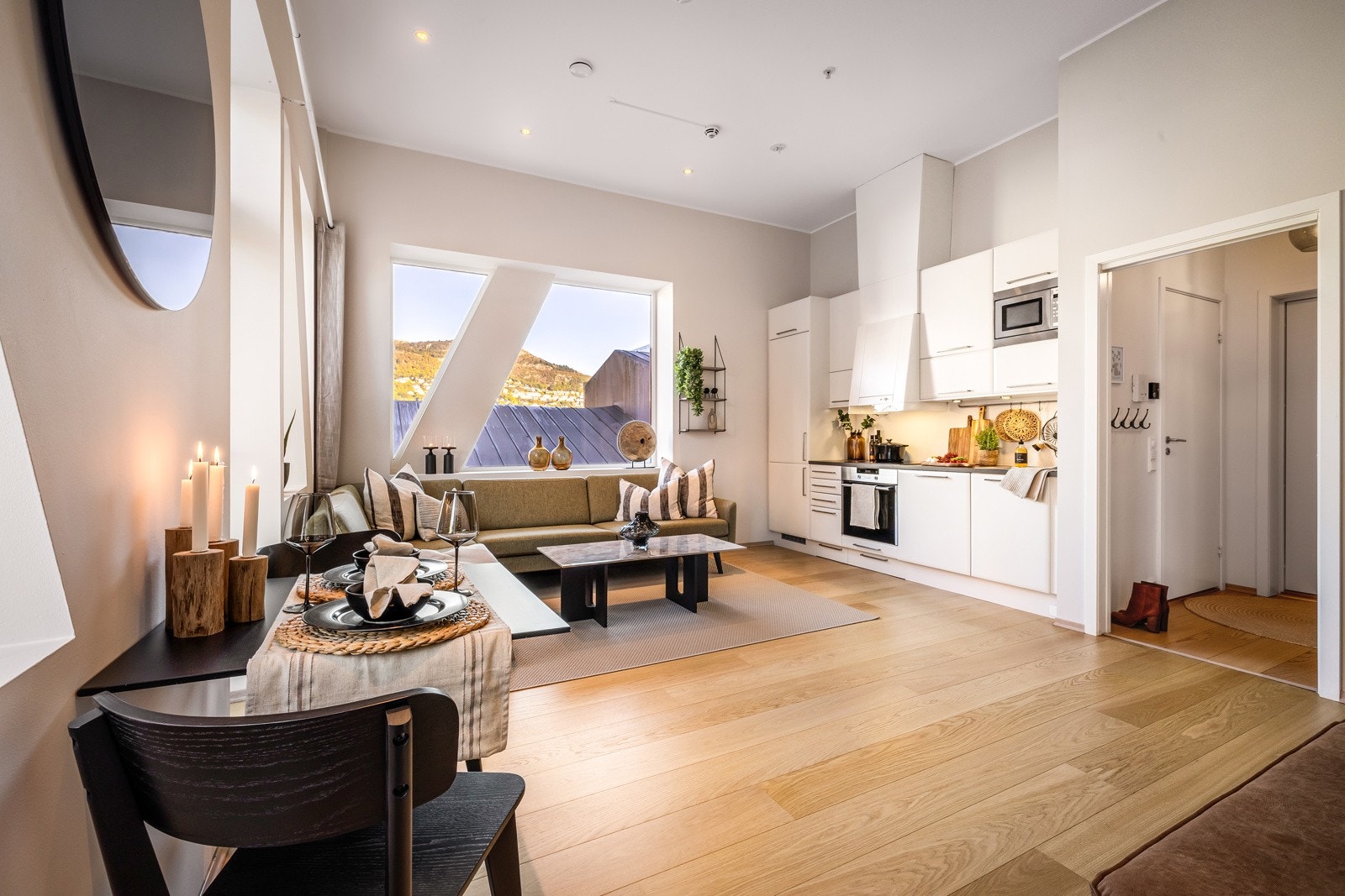 Stuen har vannbåren varme i gulvet - Det gir kostnadseffektiv og god oppvarming Galleribilde