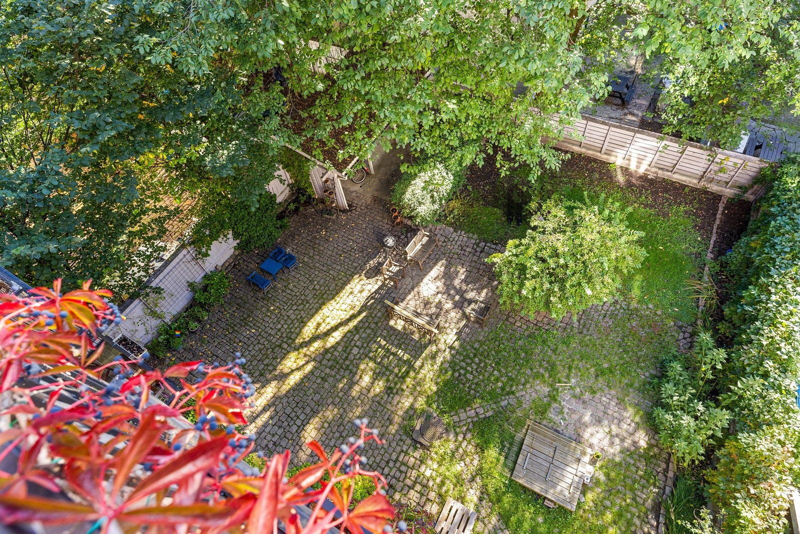 Felles bakgård med sykkelparkering og sittegruppe Galleribilde