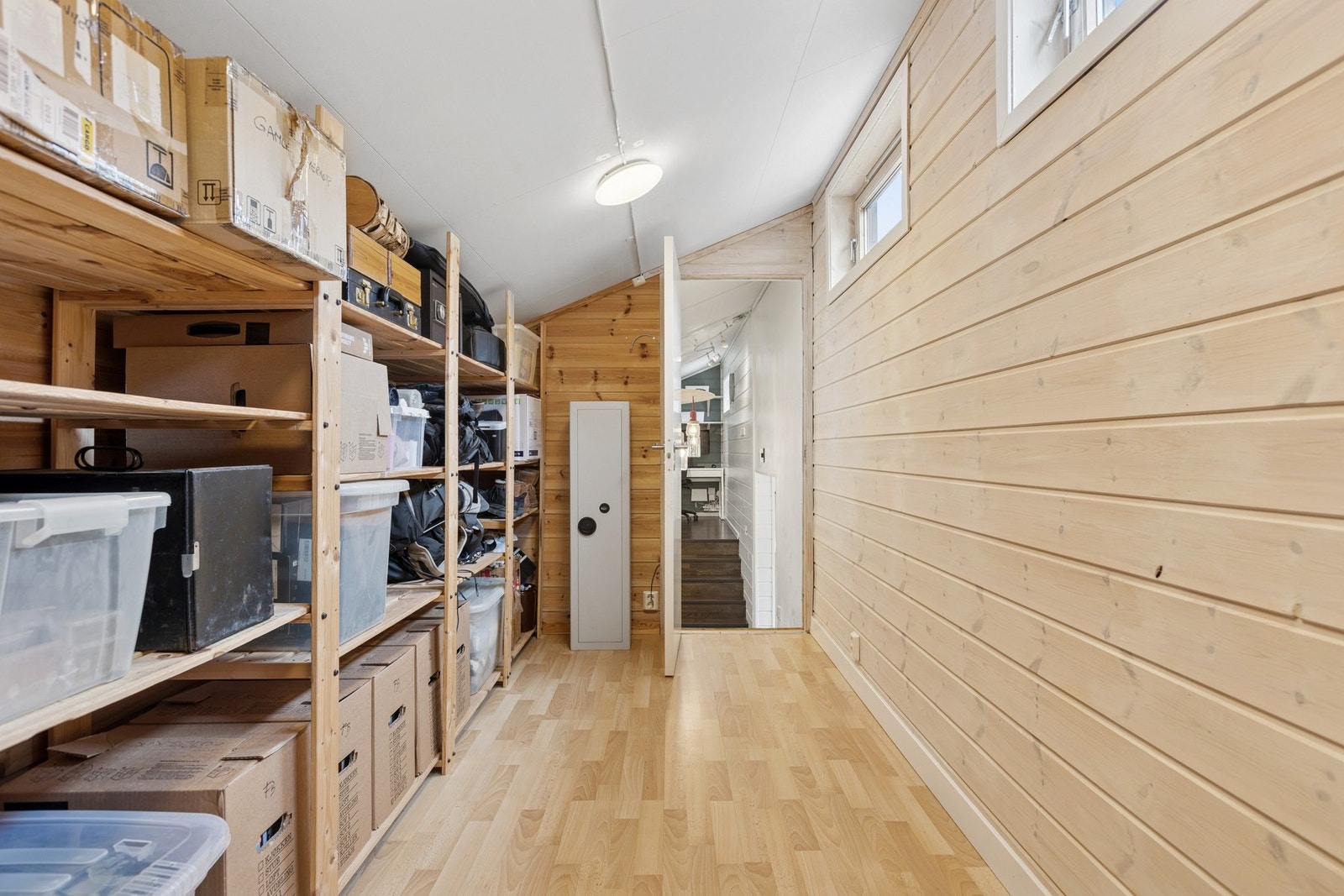 Praktisk loftsbod med 8 m² og smart oppbevaringsplass. Galleribilde