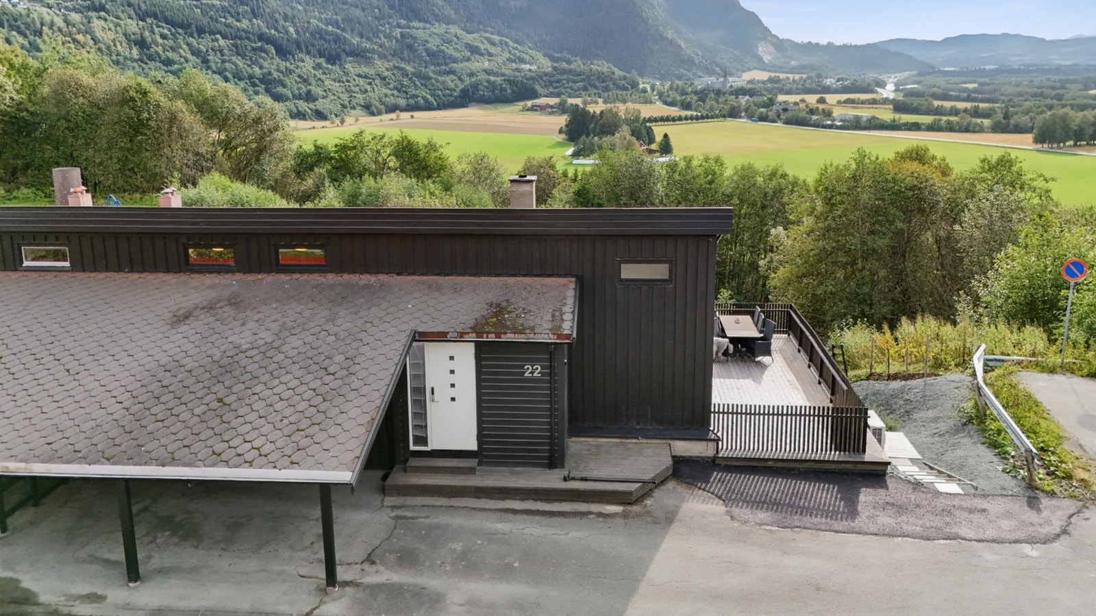 Luftig beliggenhet i rolig blindgate, med store terrasser og grøntareal. Galleribilde