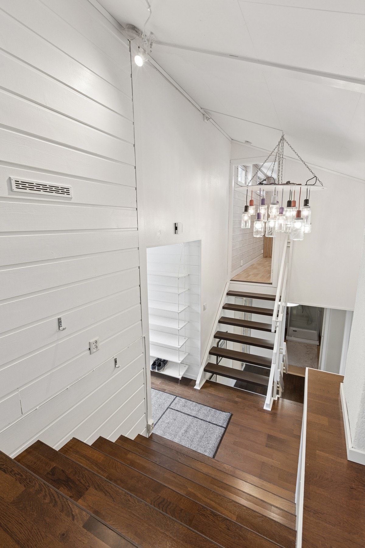 Elektrisk anlegg med automatsikringer, oppgradert i 2023, vurdert til å være i god stand. Galleribilde