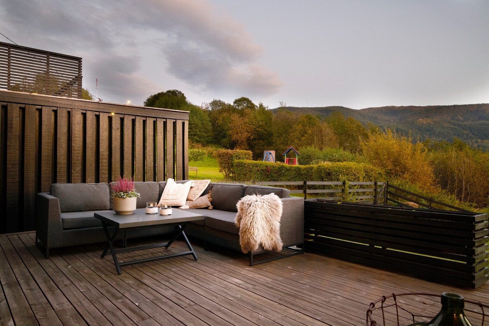 Uteområdene imponerer med tre terrasser og carport. Galleribilde