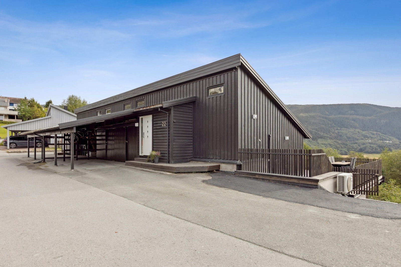 Boligen har også carport med installert elbillader - fremtidsrettet og praktisk. Galleribilde