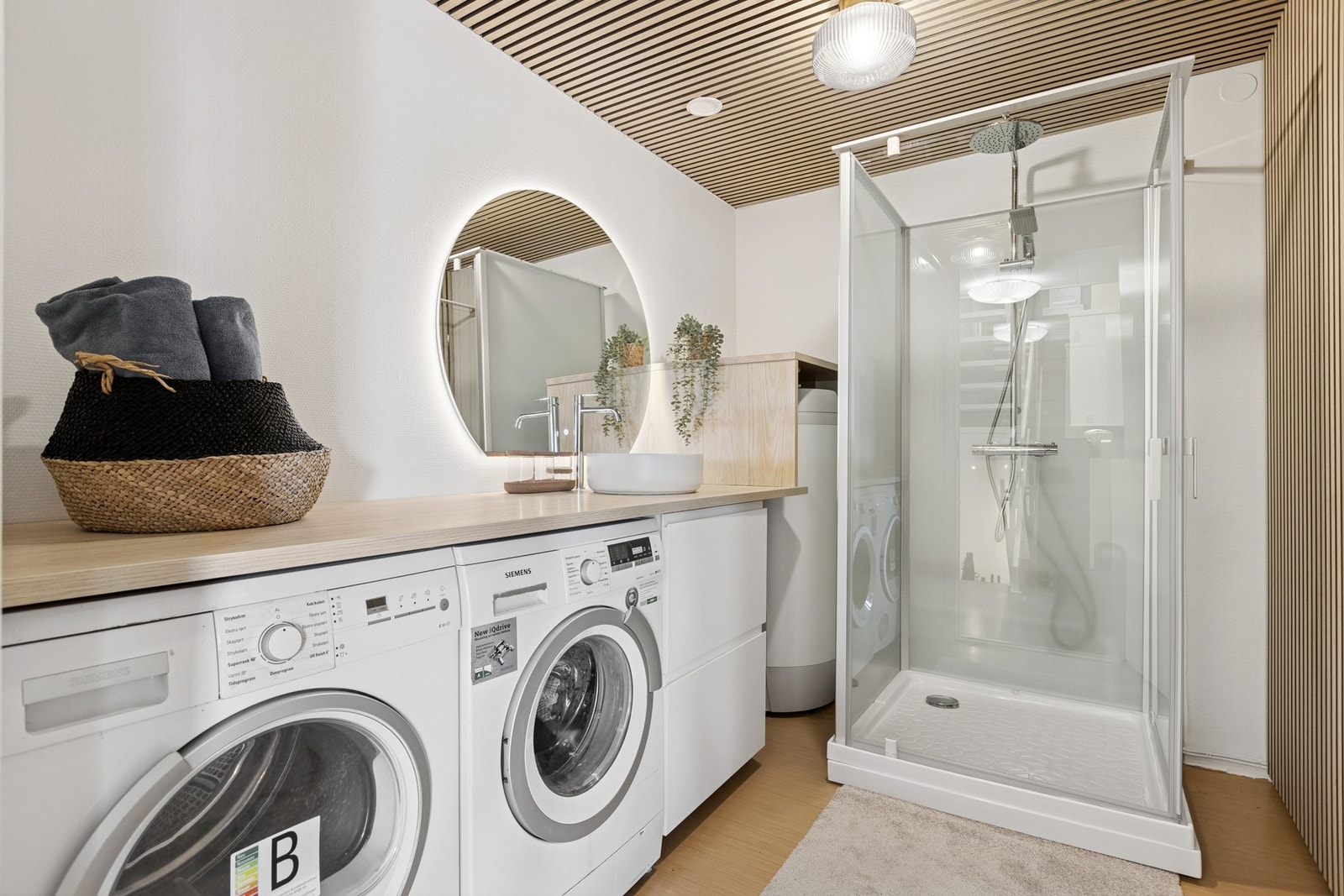 Funksjonelt vaskerom med enkelte oppgraderinger fra 2024, dusjkabinett og komplette hvitevarer-tilkoblinger. Galleribilde