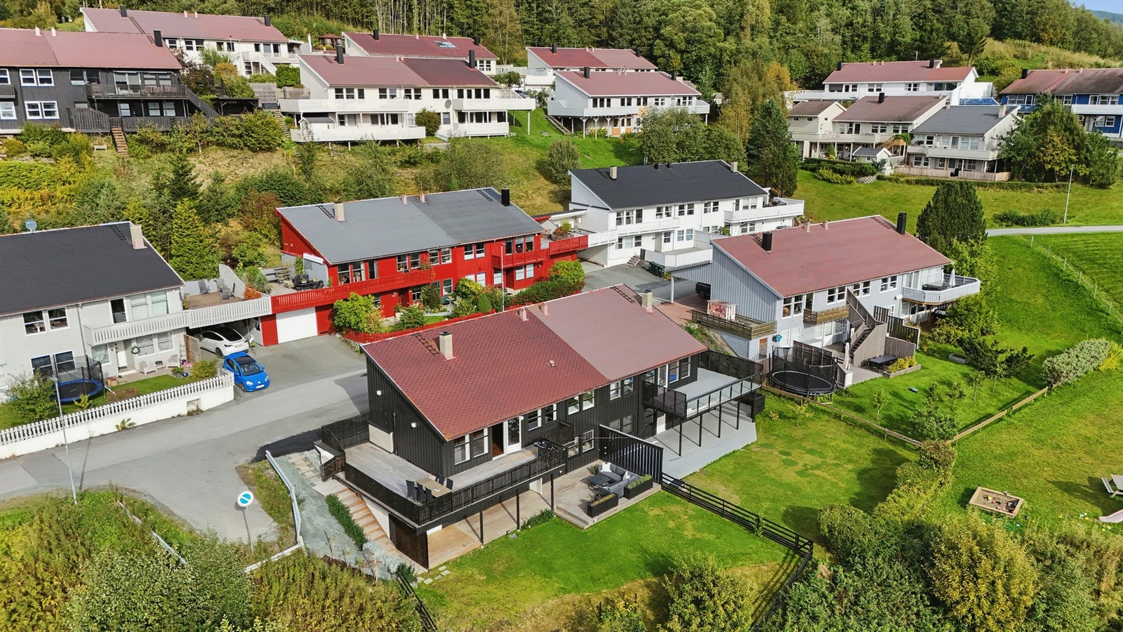 Velkommen til en innbydende tomannsbolig med plass til hele familien - romslige uteområder, carport med elbillader og fire soverom. Galleribilde