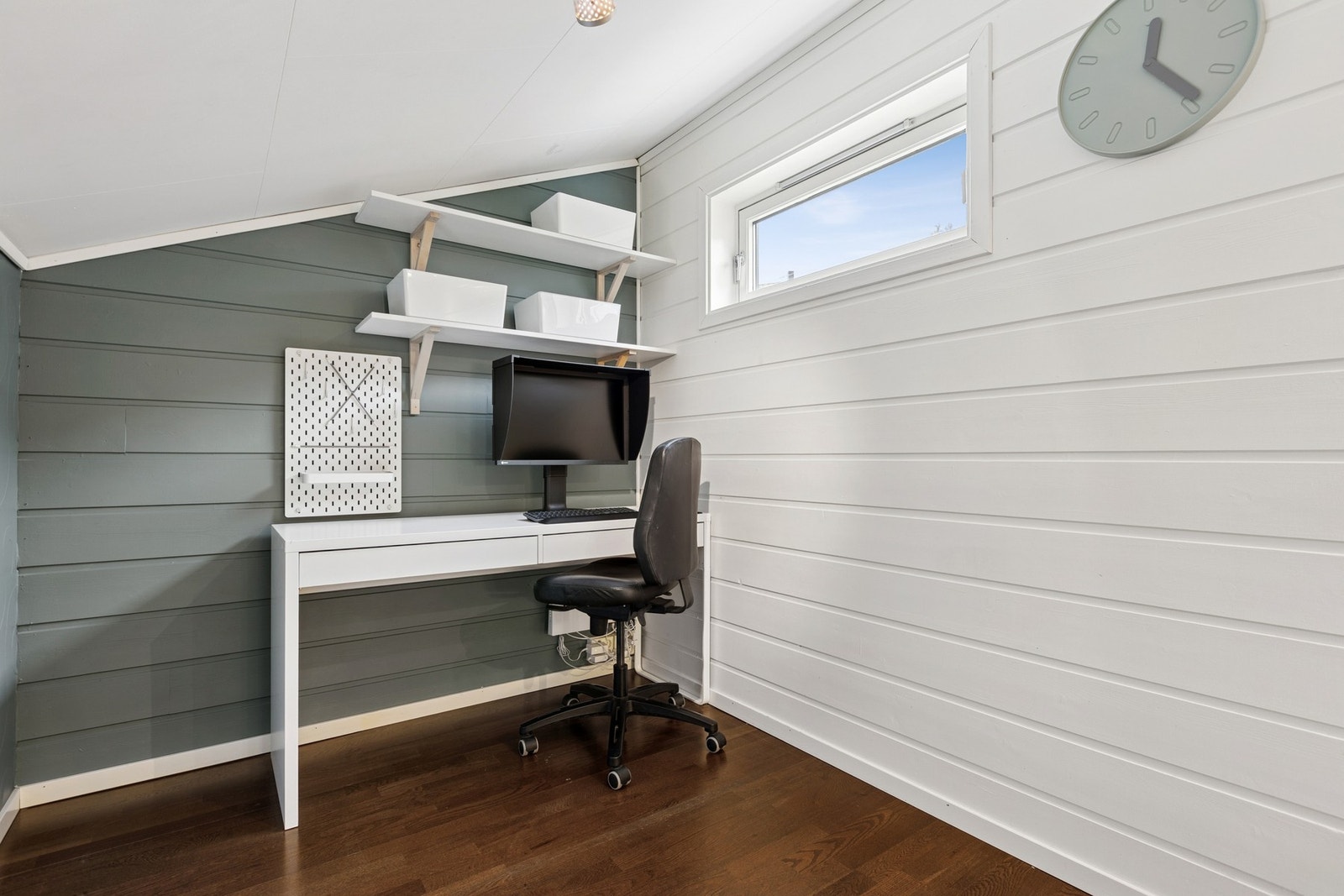 Loftsetasjen har et lyst og innbydende kontor - ideelt for hjemmekontor. Galleribilde