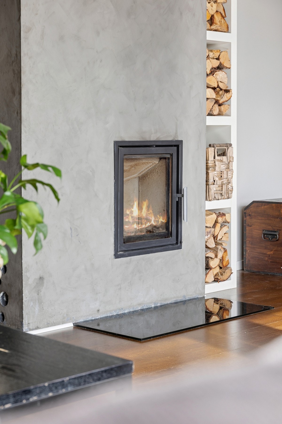 Boligen er utstyrt med peisovn som både gir ekstra varme og skaper en innbydende atmosfære. Galleribilde