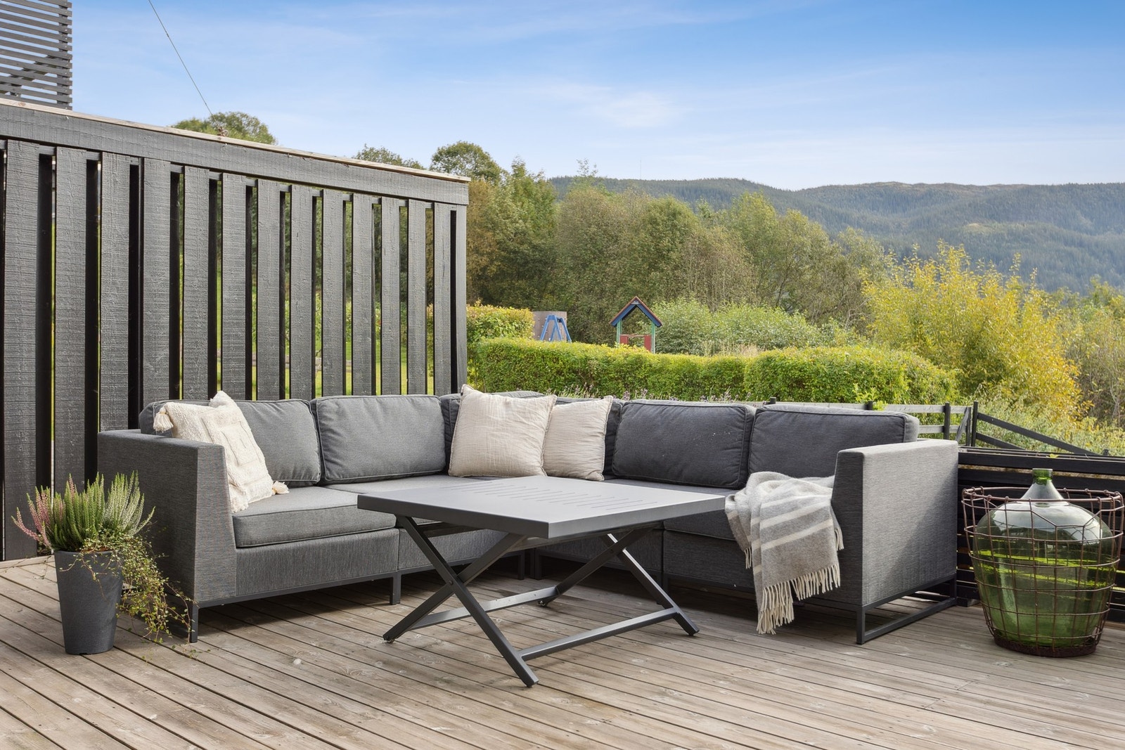 Stor terrasse på 50 kvm med perfekte soner for besøk, lek og sommerdager. Galleribilde