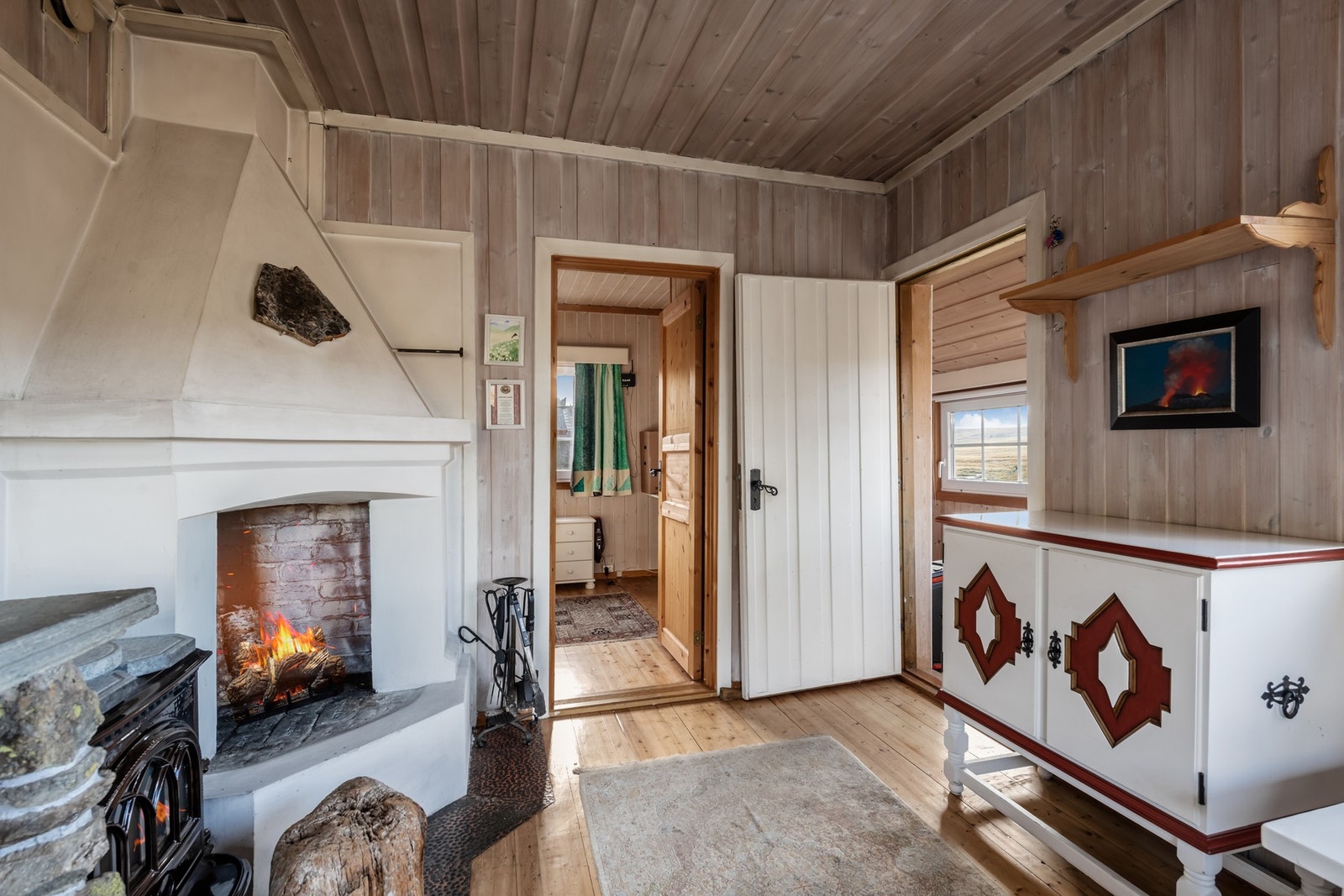 Fra stuen har man ett av hyttens to soverom rett frem, og vinterhagen til høyre Galleribilde