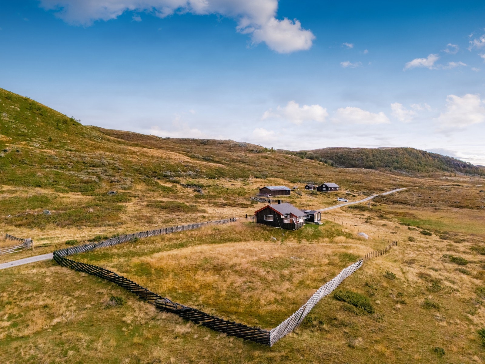 Beliggende midt i høyfjellets ville og mektige natur Galleribilde