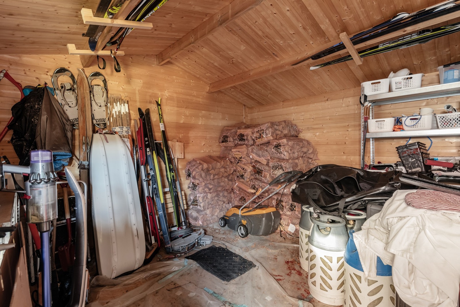 Annekset har også en bod med plass til det man trenger for et aktivt liv på hytten Galleribilde