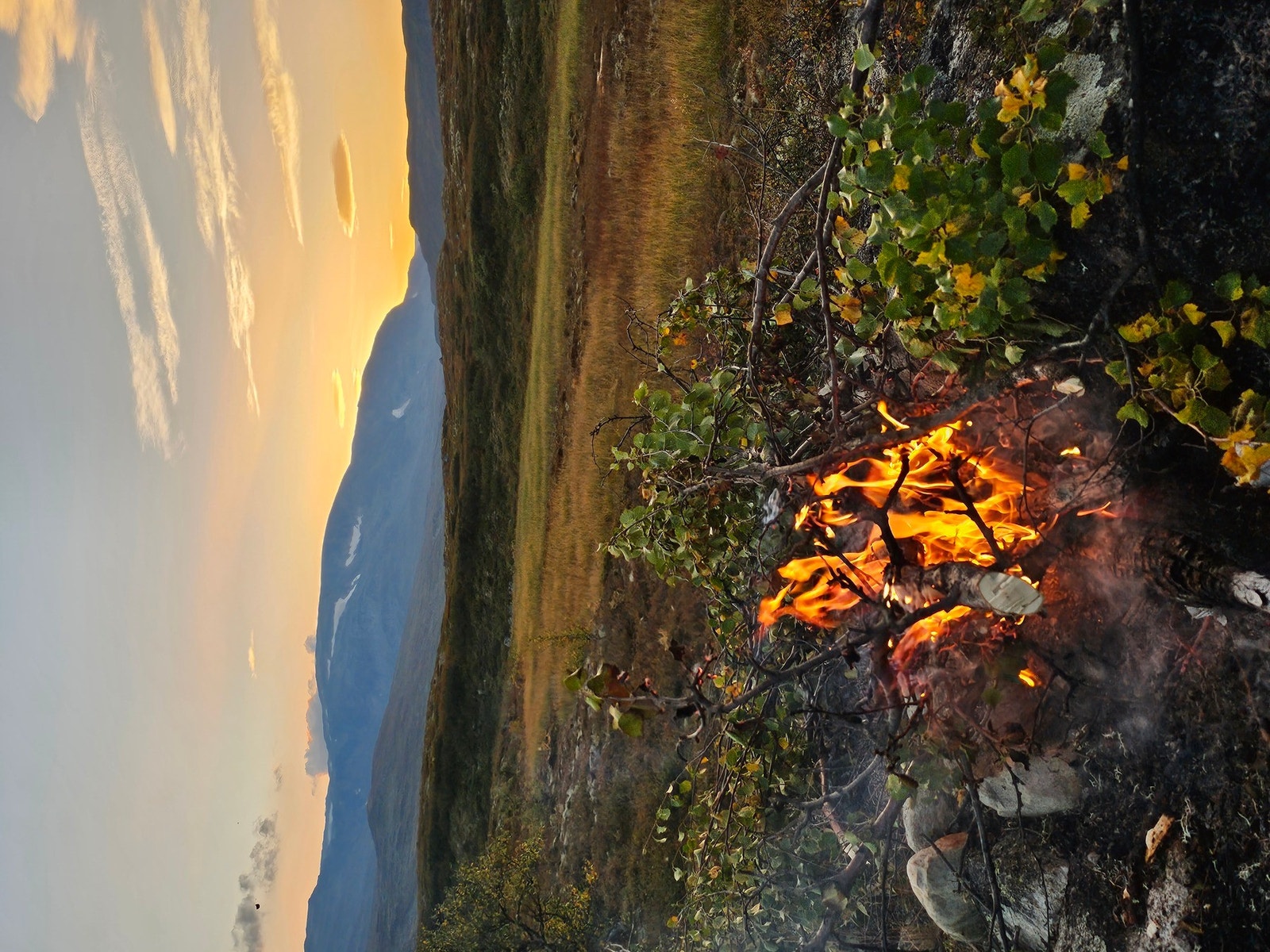 Hva er vel bedre enn bålkos i solnedgang en sen høstkveld Galleribilde