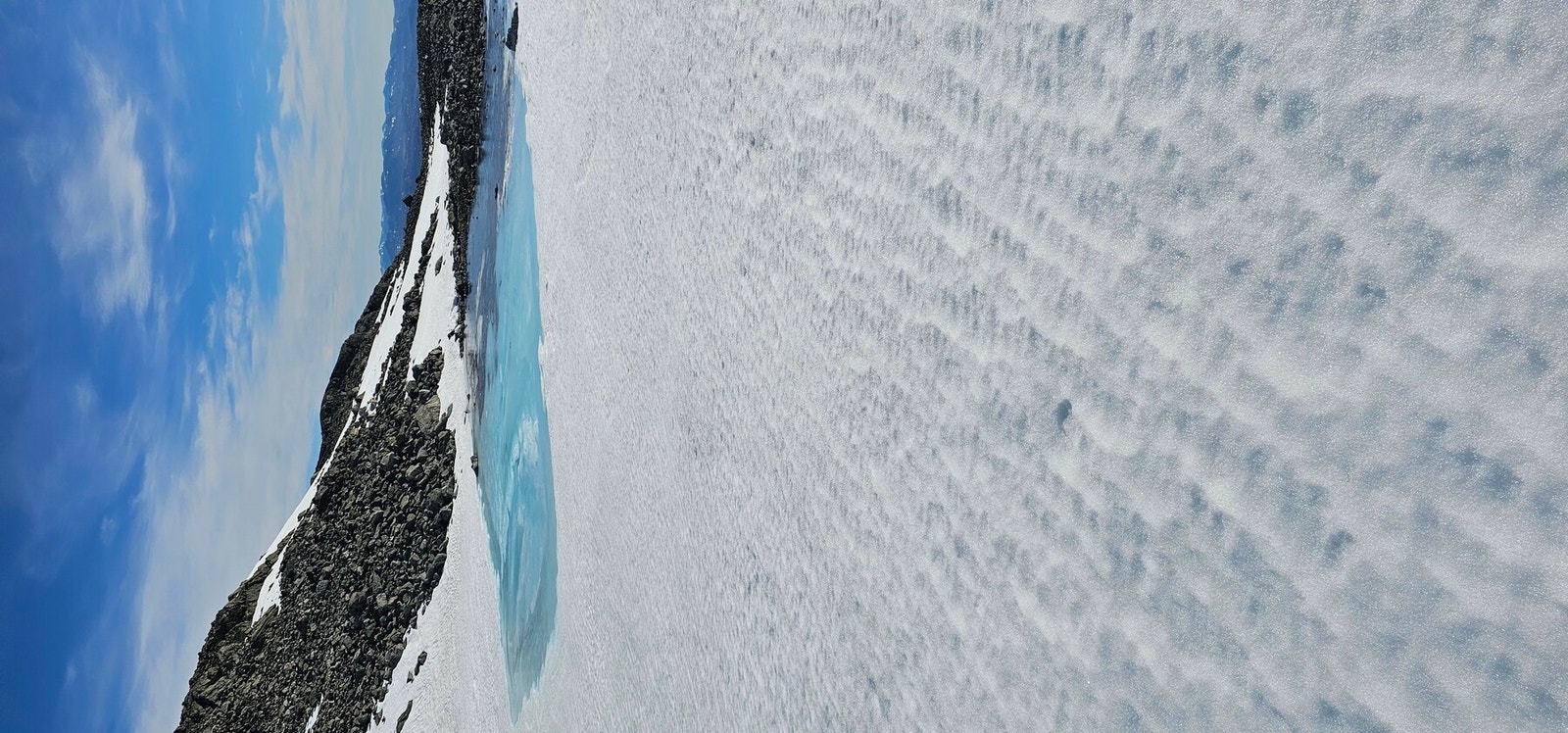 Når snøen begynner å smelte, dukker det opp små, isblå vann Galleribilde
