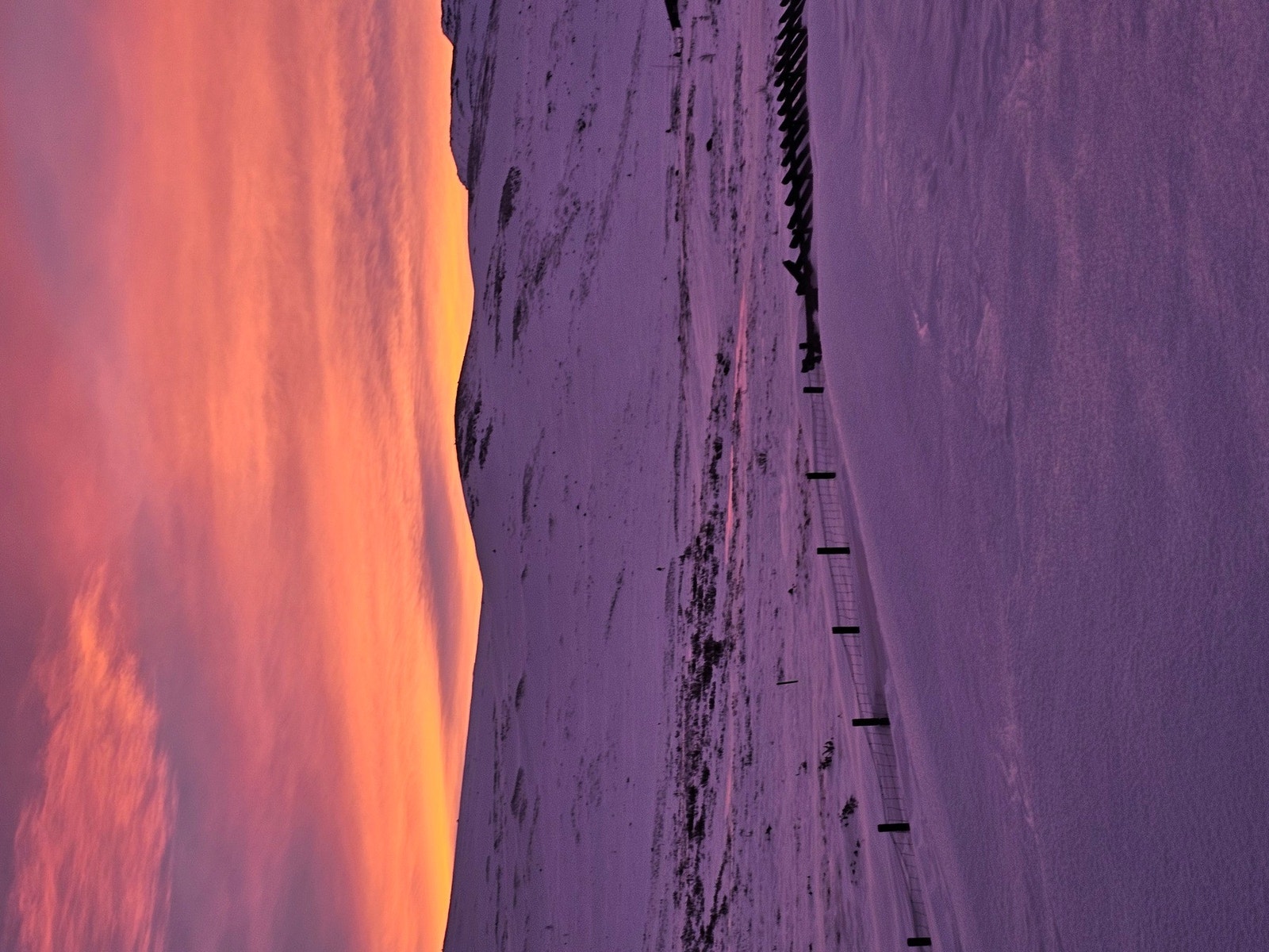Solen farger fjellet i de vakreste nyanser, morgen som kveld Galleribilde