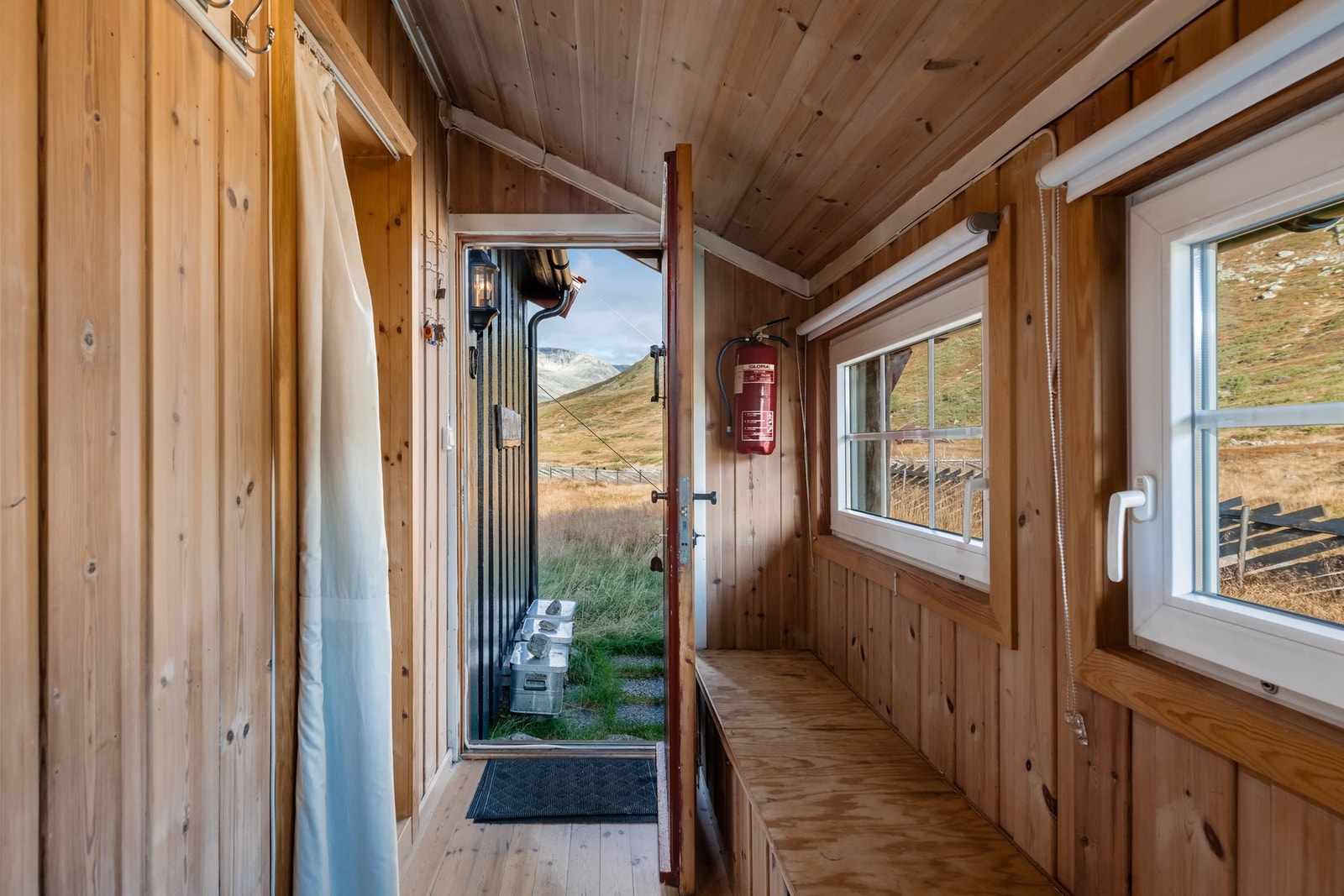 Praktisk entré med god plass Galleribilde