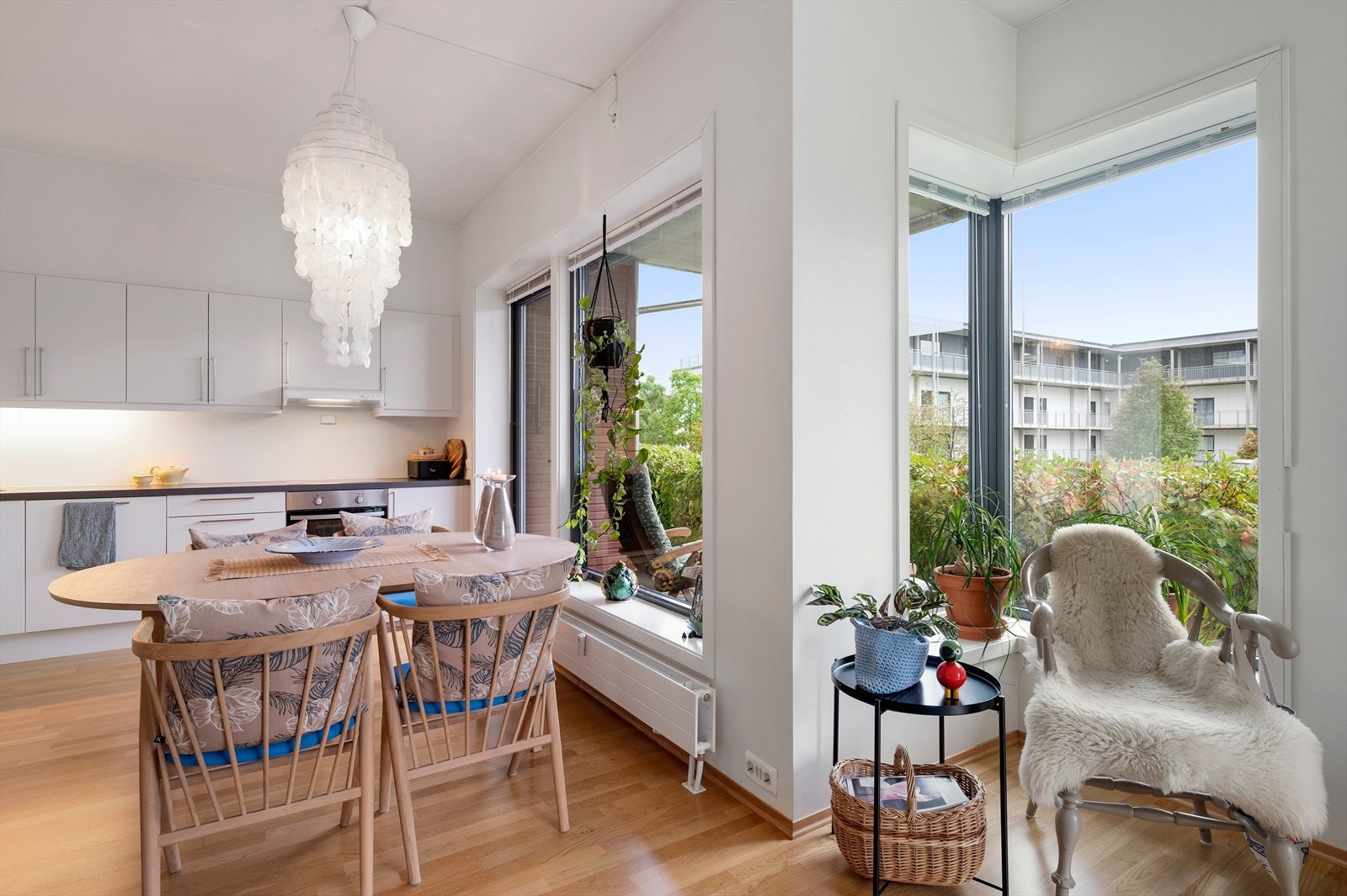 Leiligheten fremstår som lys og luftig med sin åpne kjøkkenløsning. Felleskostnadene inkl. bl.a fjernvarme (oppvarming/varmtvann), TV-pakke og internett. Galleribilde