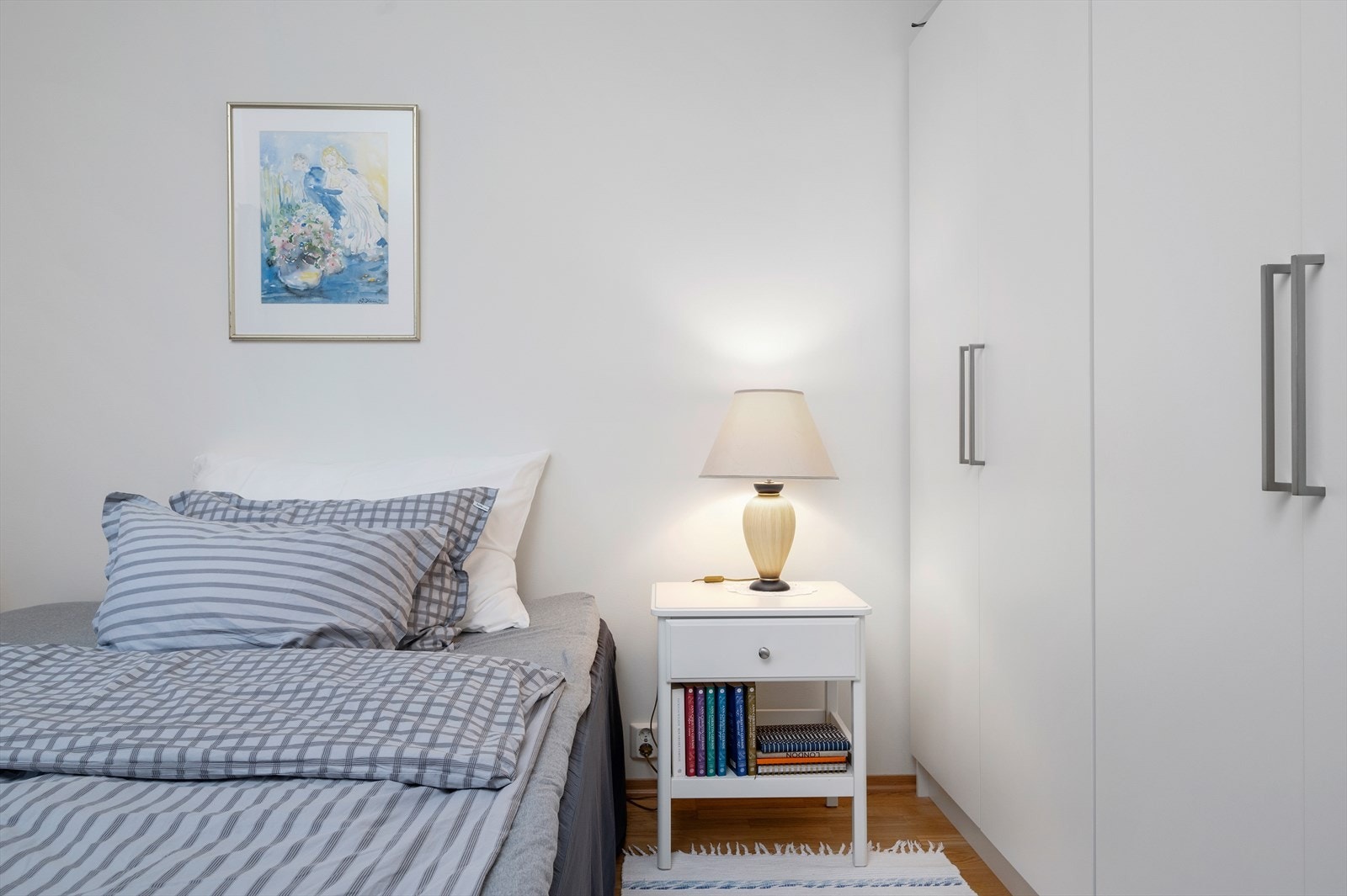 Soverommet har god plass til dobbeltseng, nattbord på hver side og garderobeskap. Galleribilde