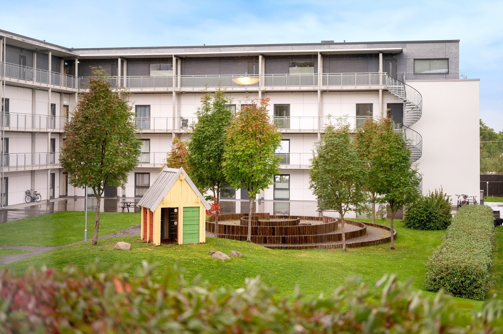 Svært pent opparbeidede fellesarealer rett utenfor bygget. Galleribilde