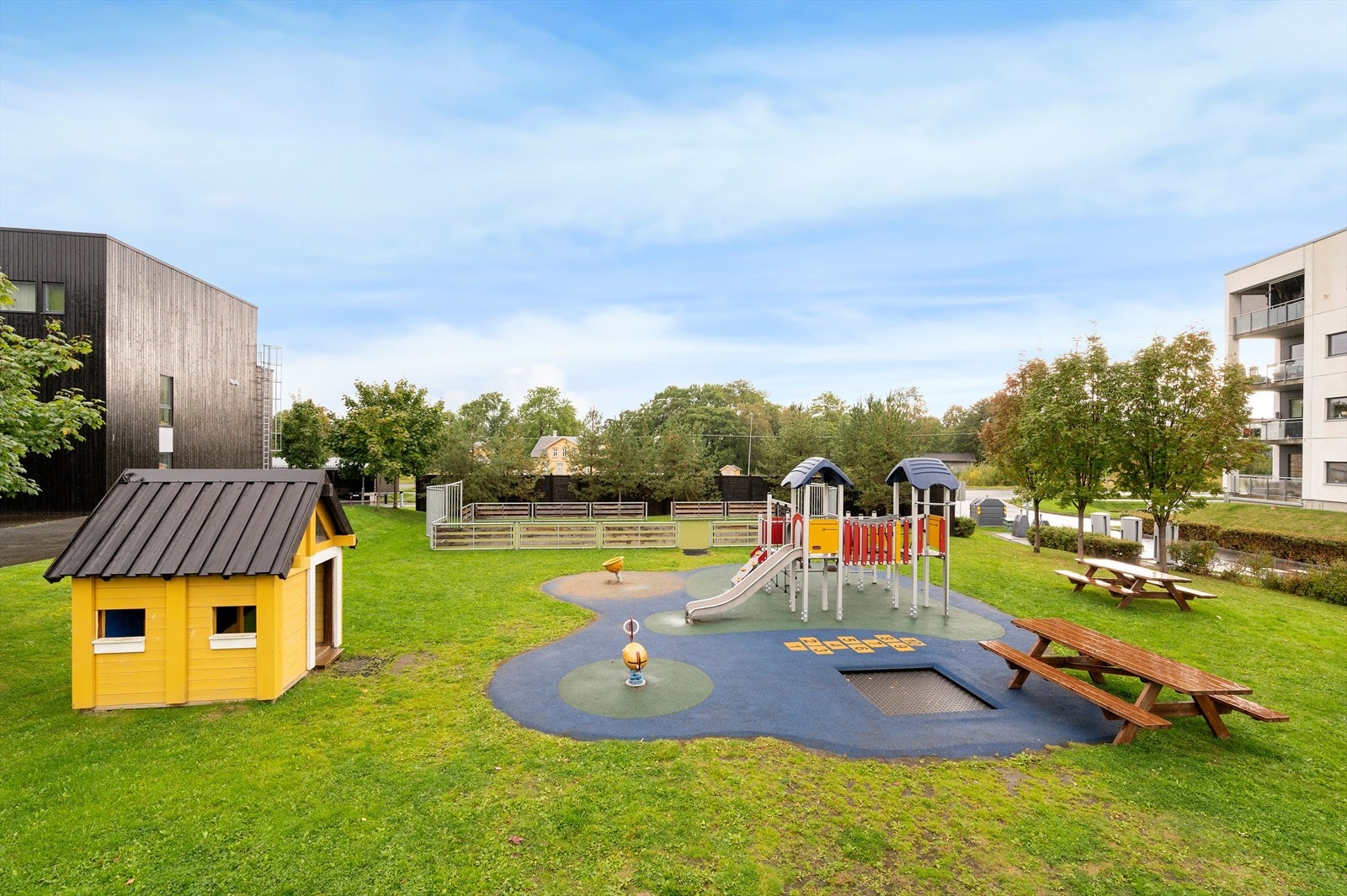 Nærområde er opparbeidet med grøntareal og flere lekeplasser. Galleribilde