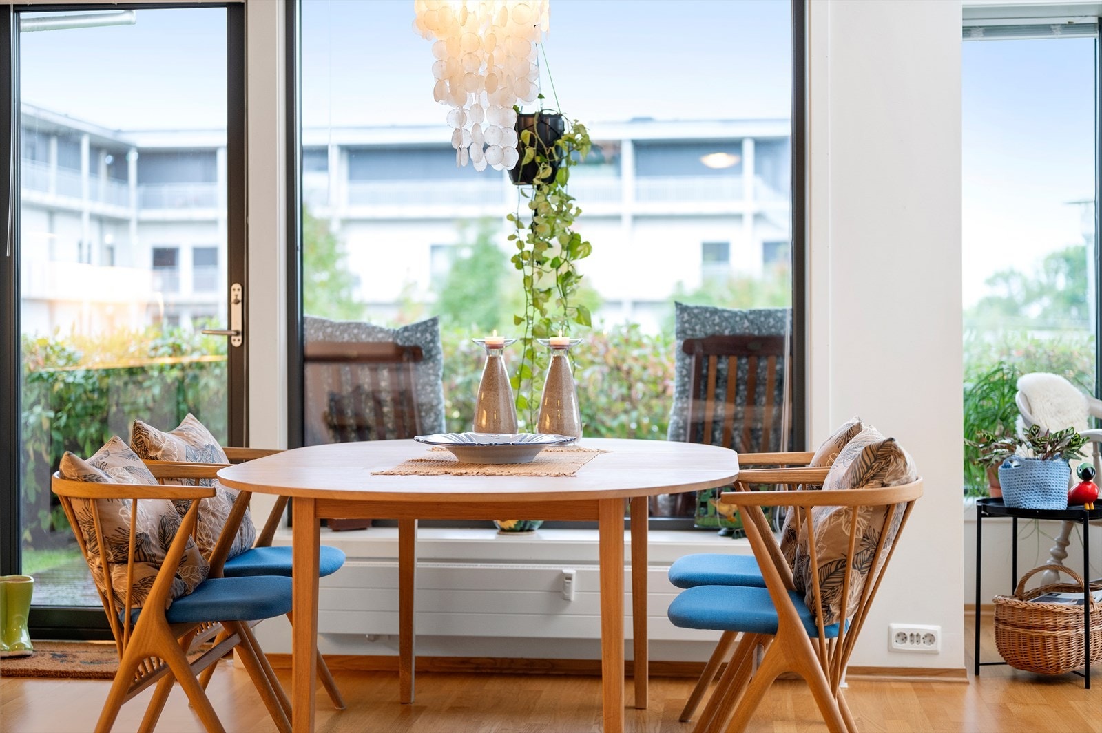 Spisebordet fungerer som et naturlig bindeledd mellom stue og kjøkken. Galleribilde