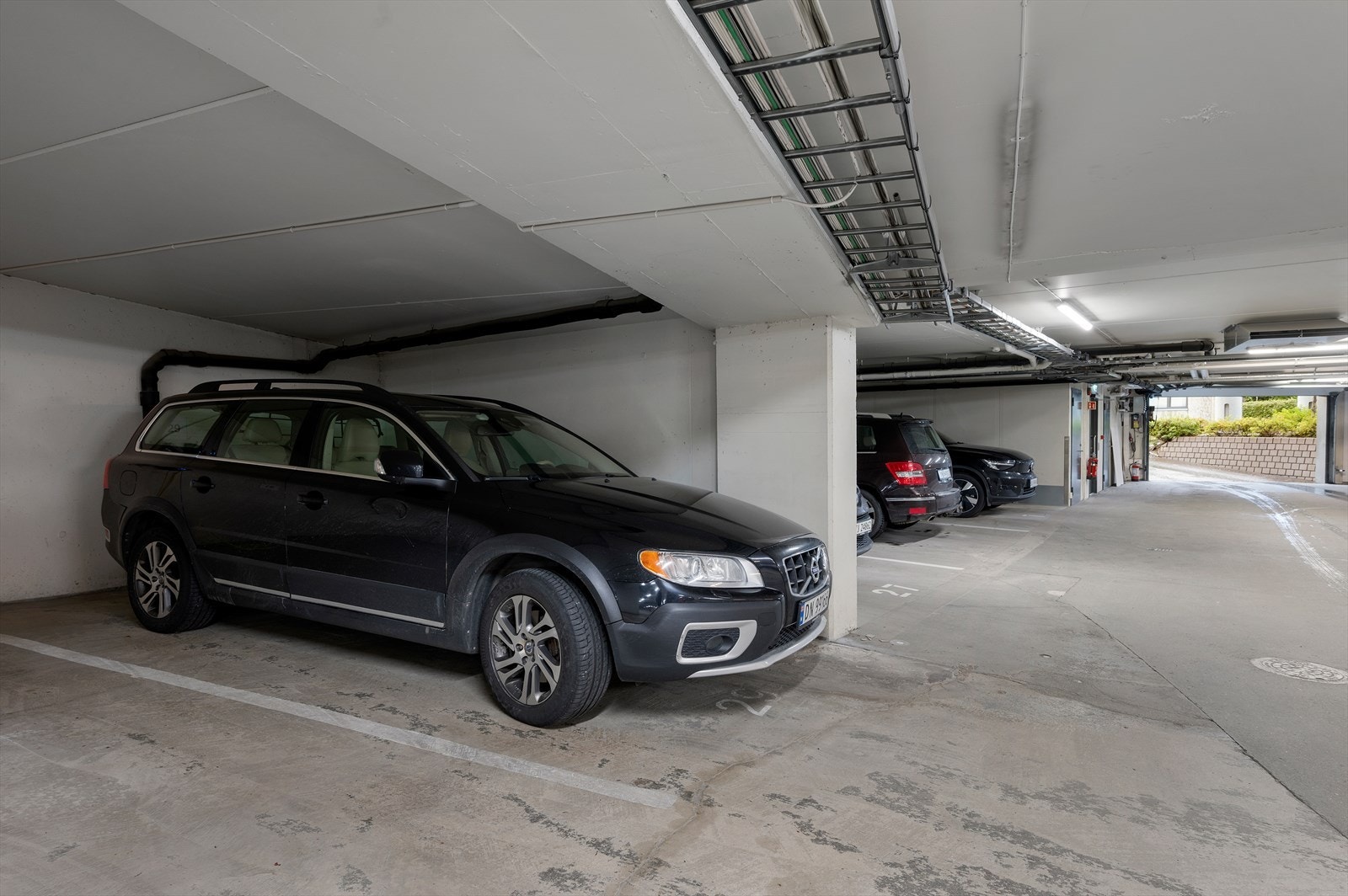 Fast P-plass i parkeringskjeller som følger boligen. Her er det mulig å installere elbillader. Galleribilde