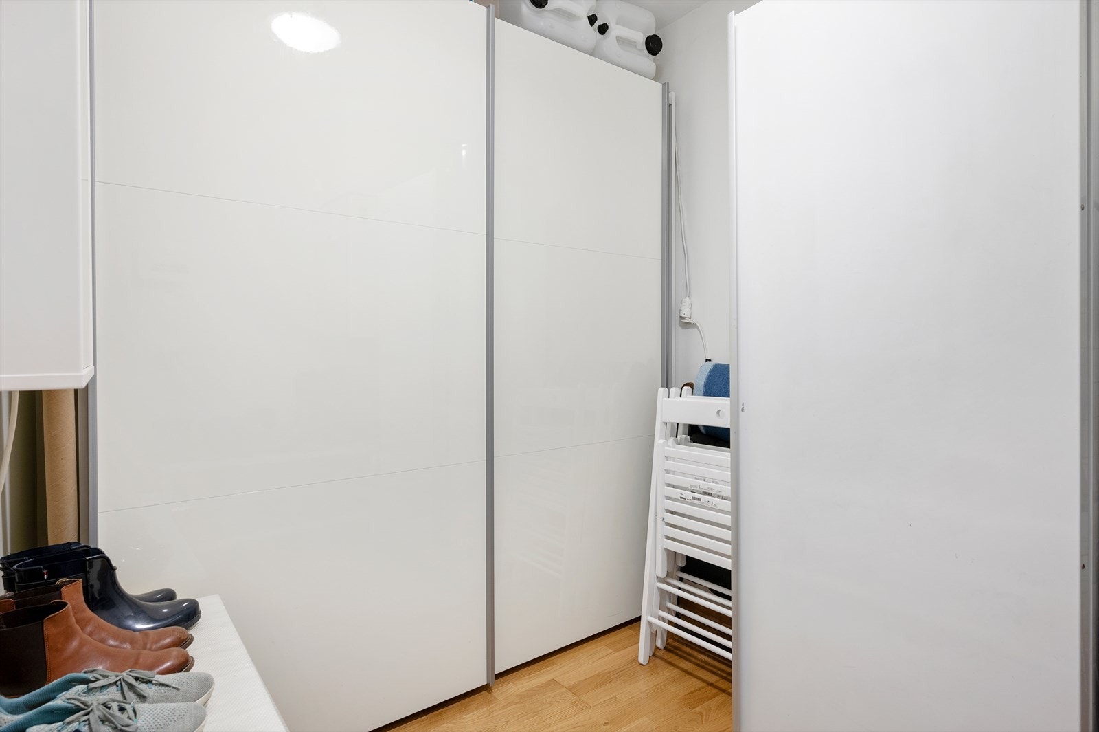 Praktisk intern bod på 5,6 kvm. Boligen disponerer også en utvendig bod. Galleribilde