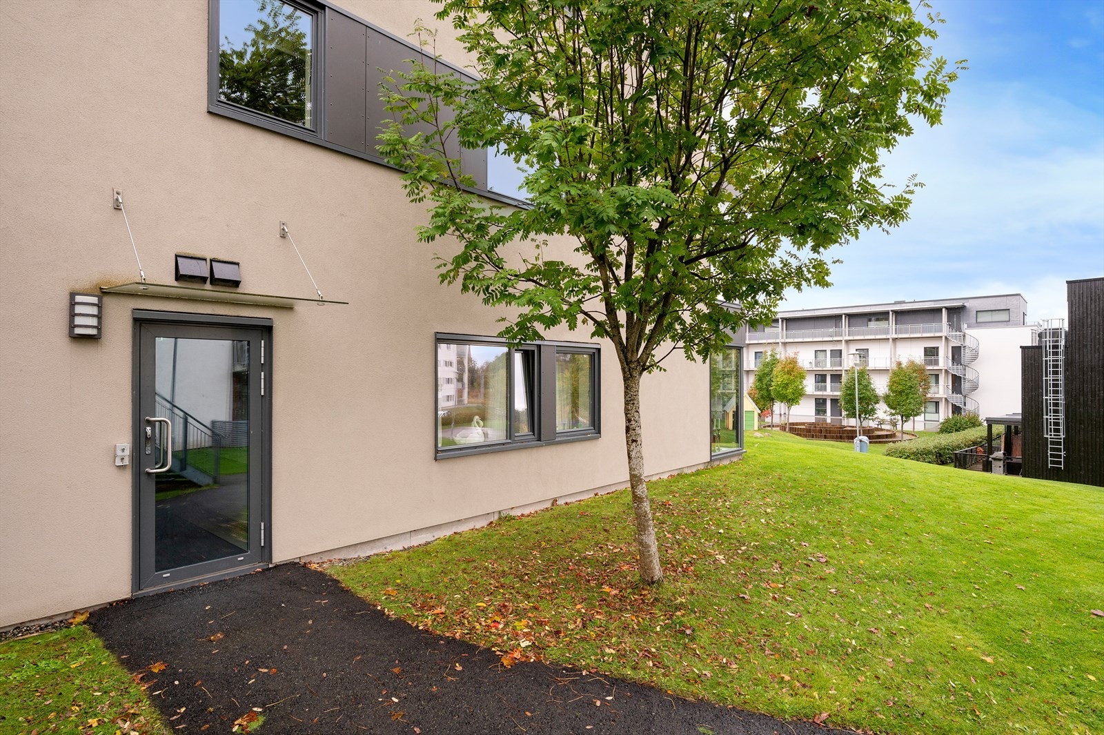 Egen inngang i 1 etg. som leder rett til inngangsdøren til boligen. Galleribilde