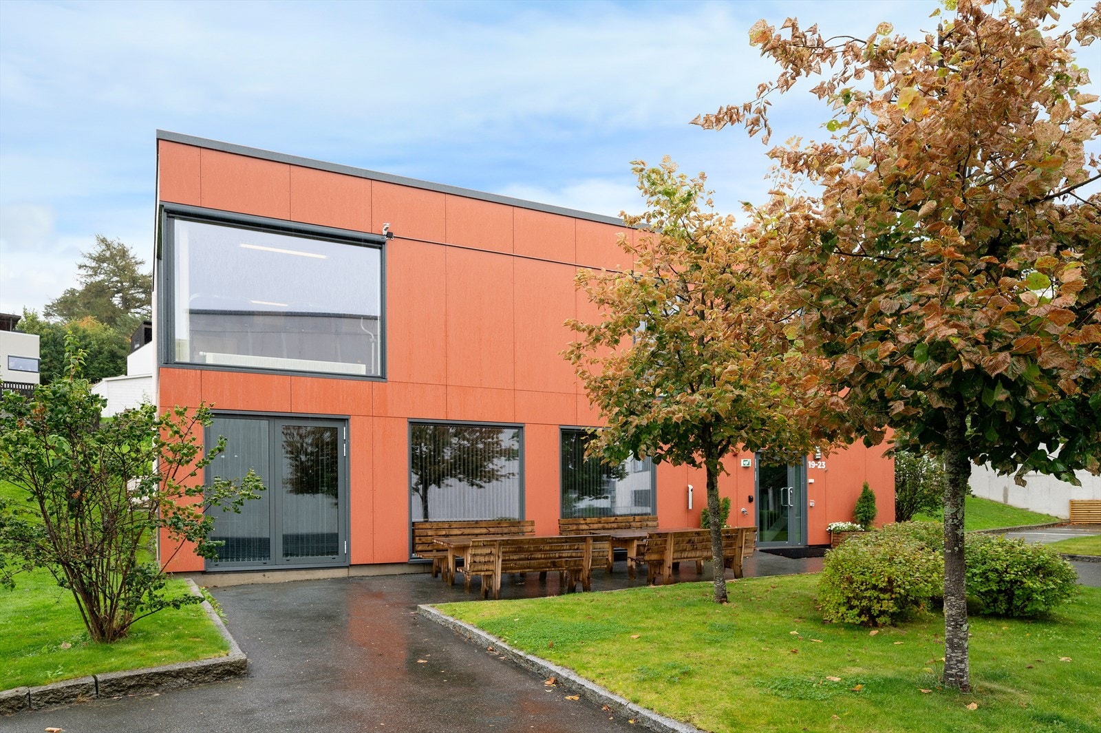 Grendahuset ligger like i nærheten. Her finnes det bl.a 2 hybler m/egne bad som besøkende kan leie og treningsrom mm. Galleribilde