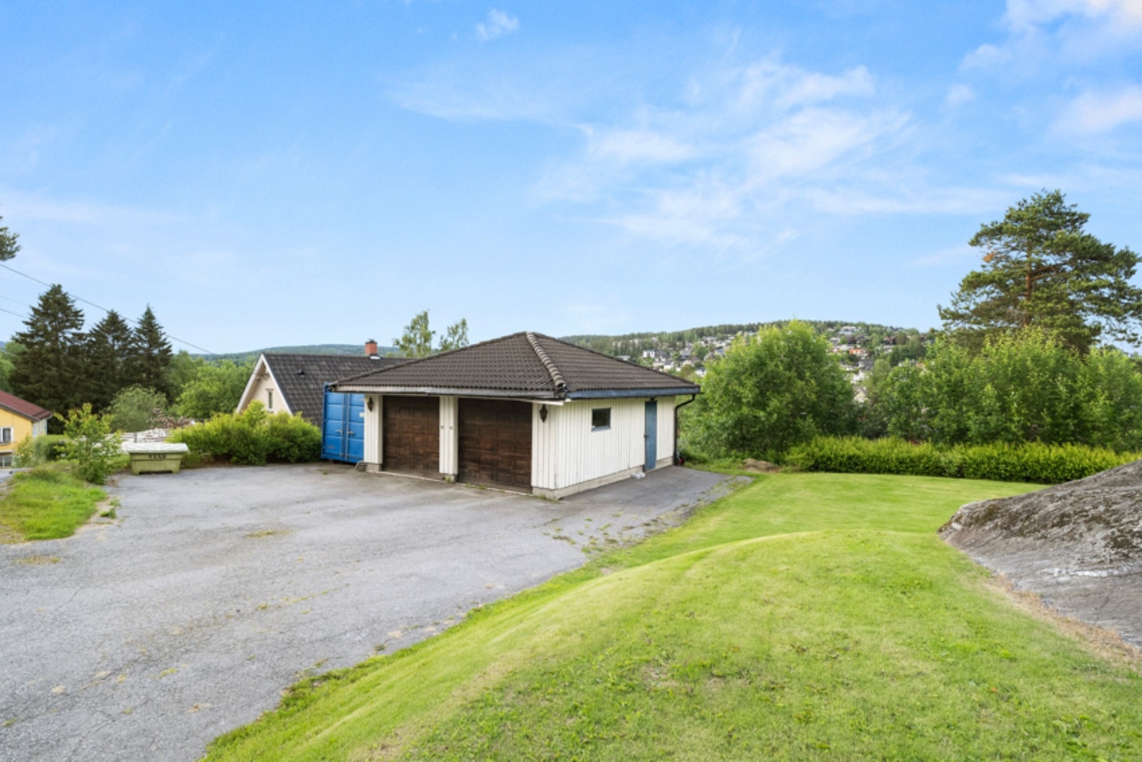 Garasjen som står på tomta er ca. 46 kvm, og har motoriserte leddporter. Galleribilde