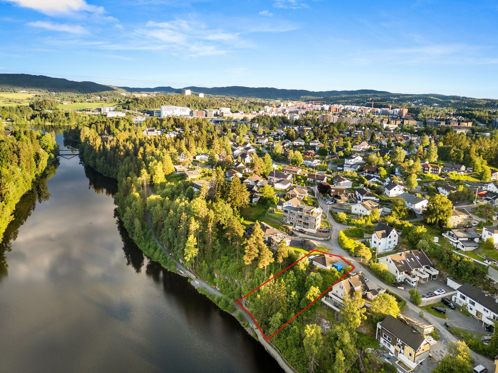 Sjelden sjanse i Symreveien! Tomt på 1159 kvm med godkjent rammetillatelse for enebolig 342,1 m2 med integrert dobbel garasje. Galleribilde