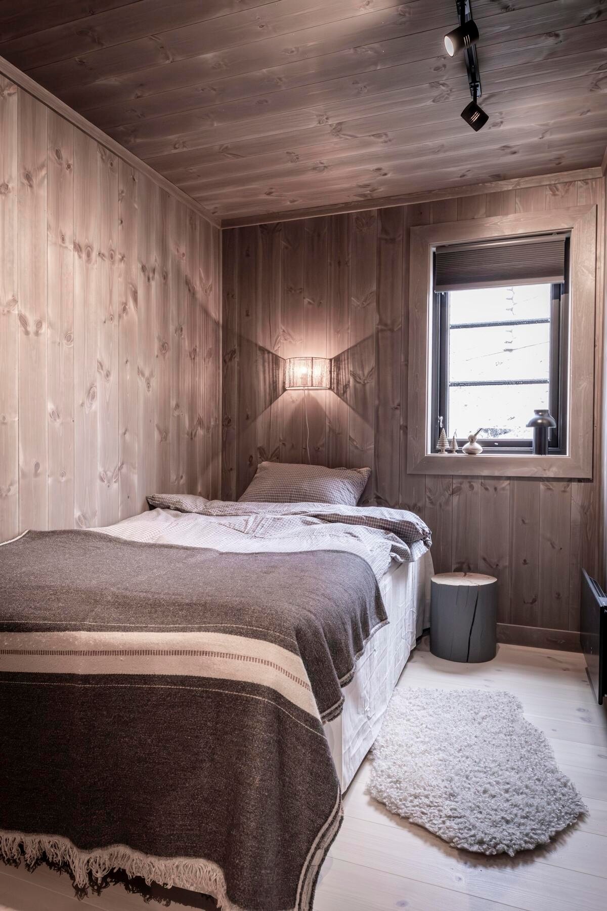 På hovedplan er det 3 soverom, og i oppstue 2 soverom.
Foto fra en tilsvarende spesialtilpasset hytte Galleribilde