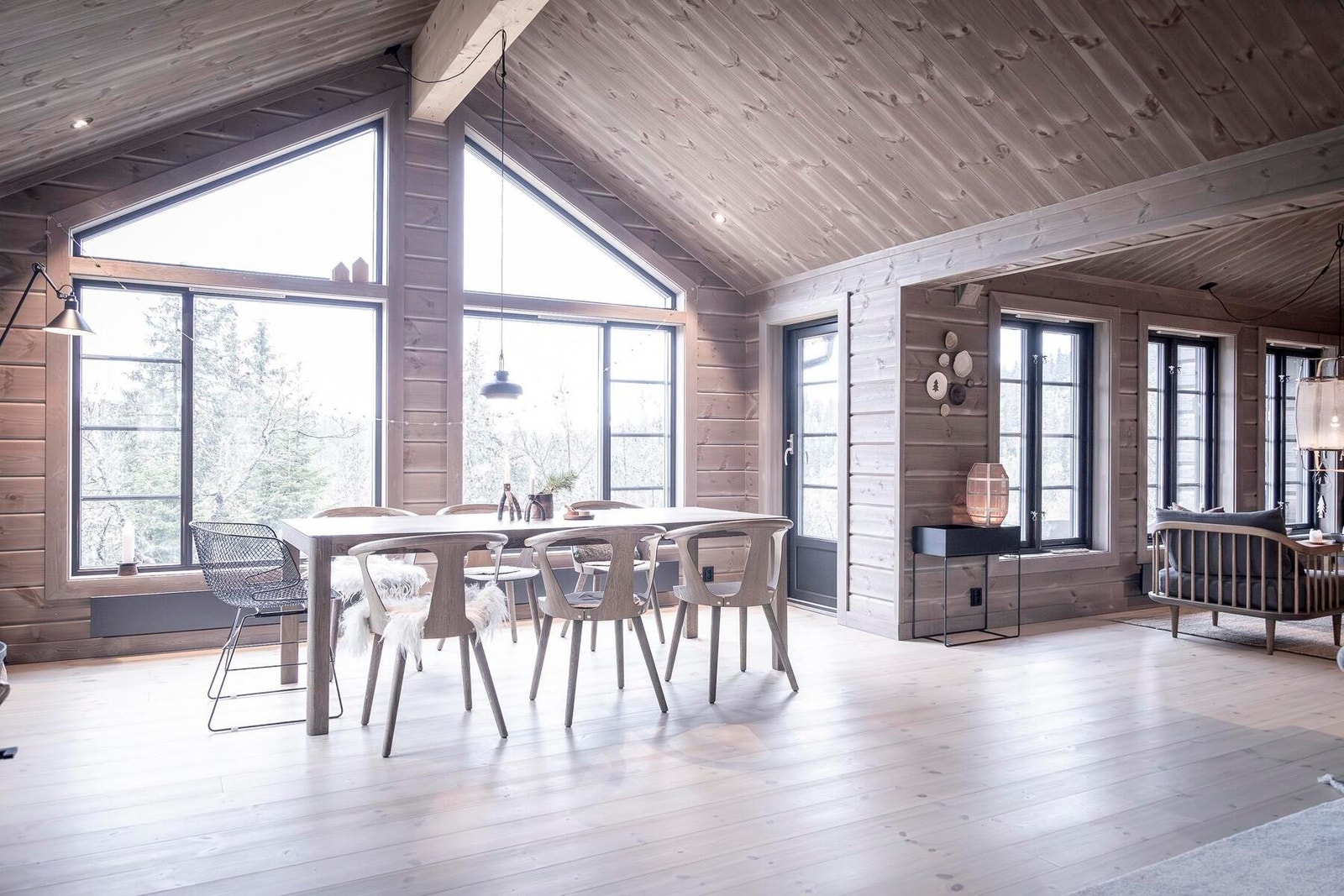 Lyst og luftig. Foto fra en stuedelen i en tilsvarende spesialtilpasset hytte Galleribilde