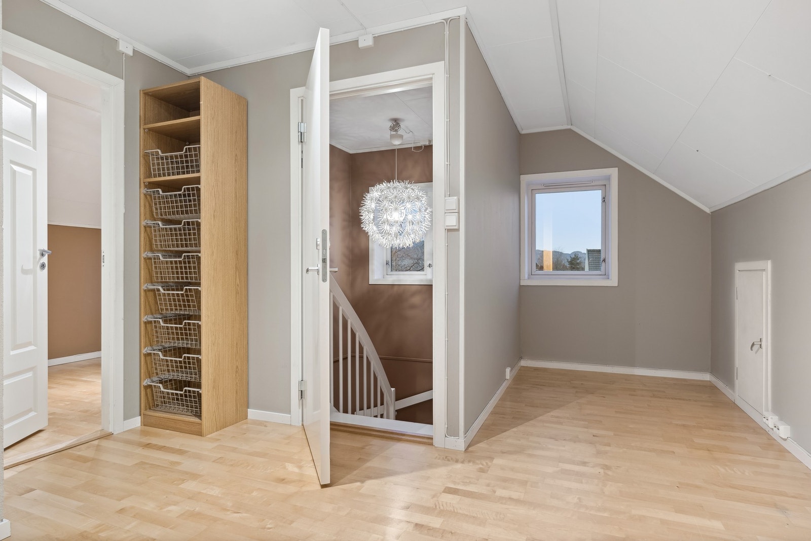 Loftsetasjen består av et soverom, bad og kneloft for oppbevaring. Galleribilde