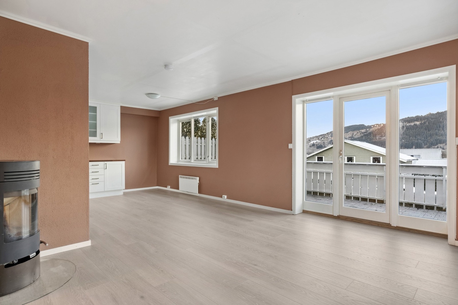 Leiligheten har store vindusflater som gir godt med lysinnslipp. Varmepumpe og peis til oppvarming på kalde vinterdager. Galleribilde