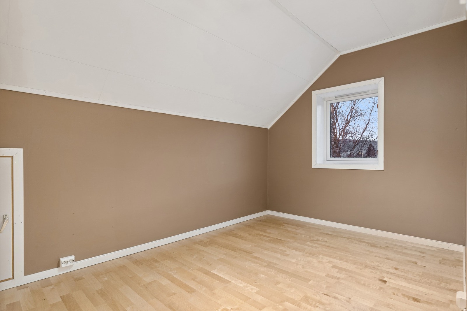 Soverommet i loftsetasjen måler 9 kvm. God plass til ønsket sengestørrelse og annen møblering. Galleribilde