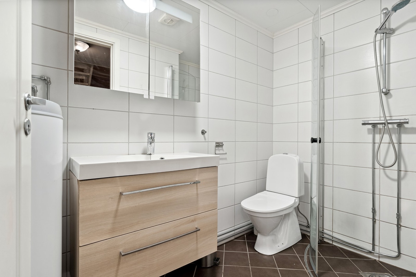 Baderom har flislagt gulv med gulvvarme,flislagte vegger og servantinnredning med god oppbervaringsplass. Galleribilde