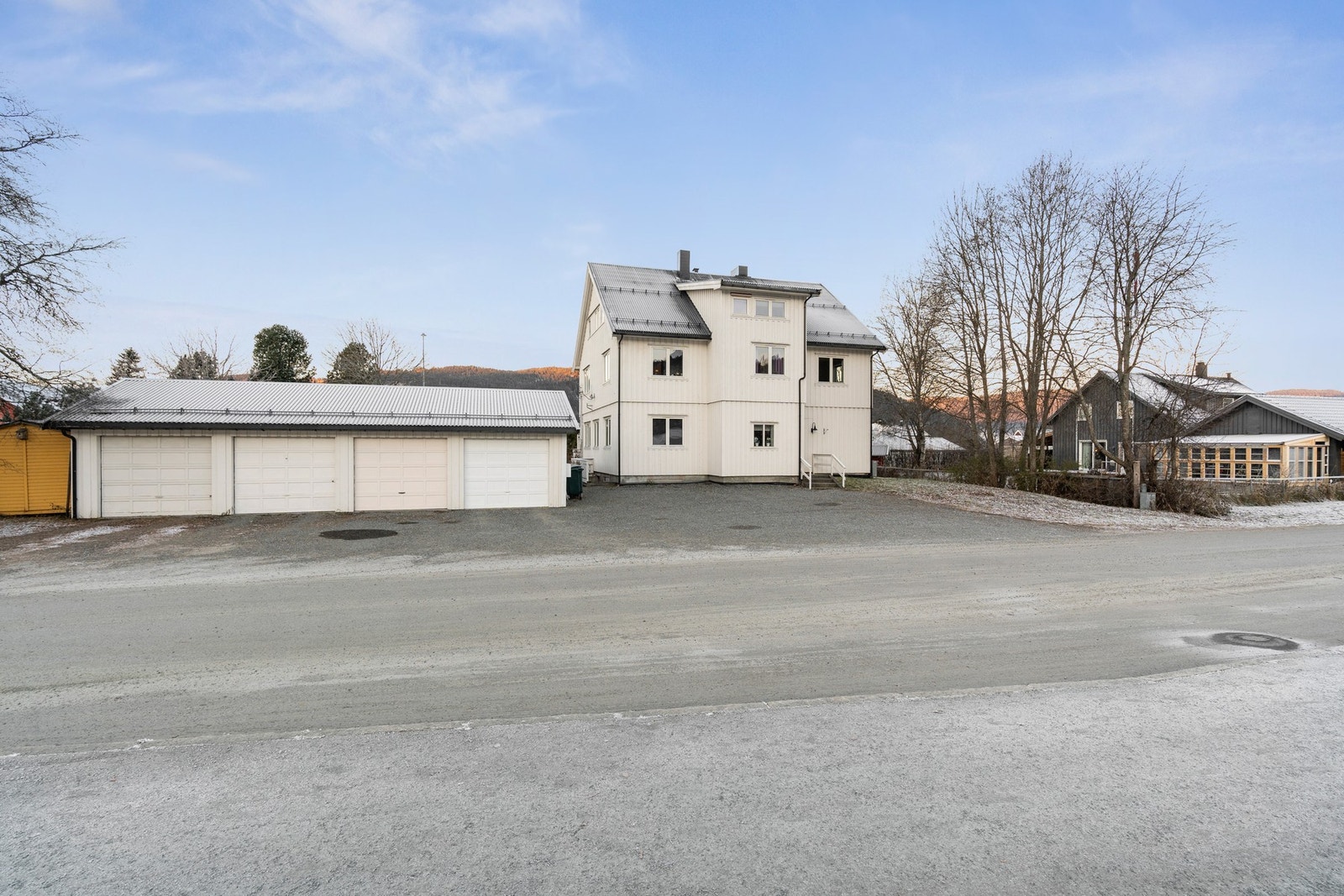 Hver seksjon har tildelt garasjeplass. Det er også muligheter for etablering av elbil- lader. Galleribilde