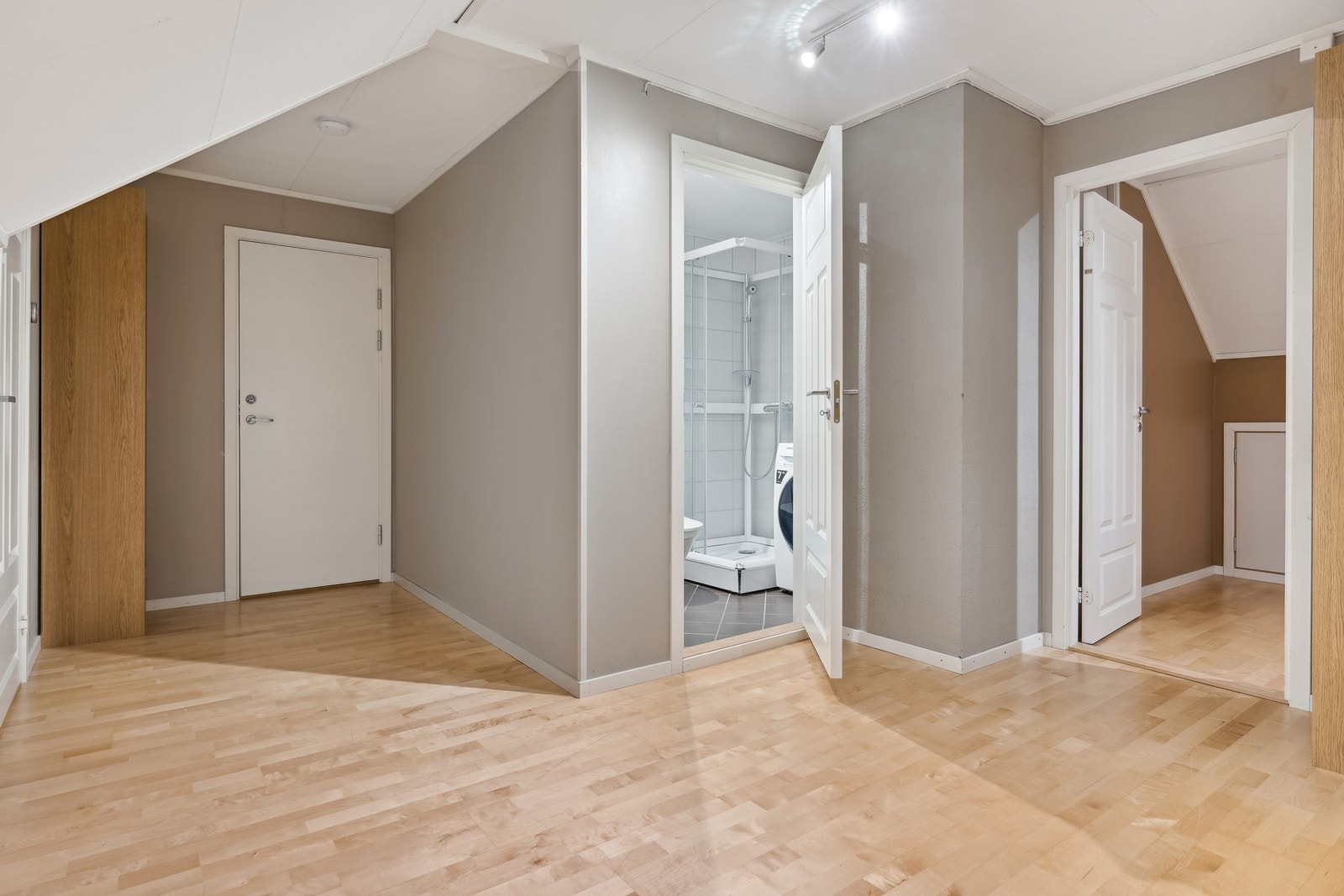 Loftet er malt i en sval gråfarge. Mulighet for en liten sofagruppe. Galleribilde