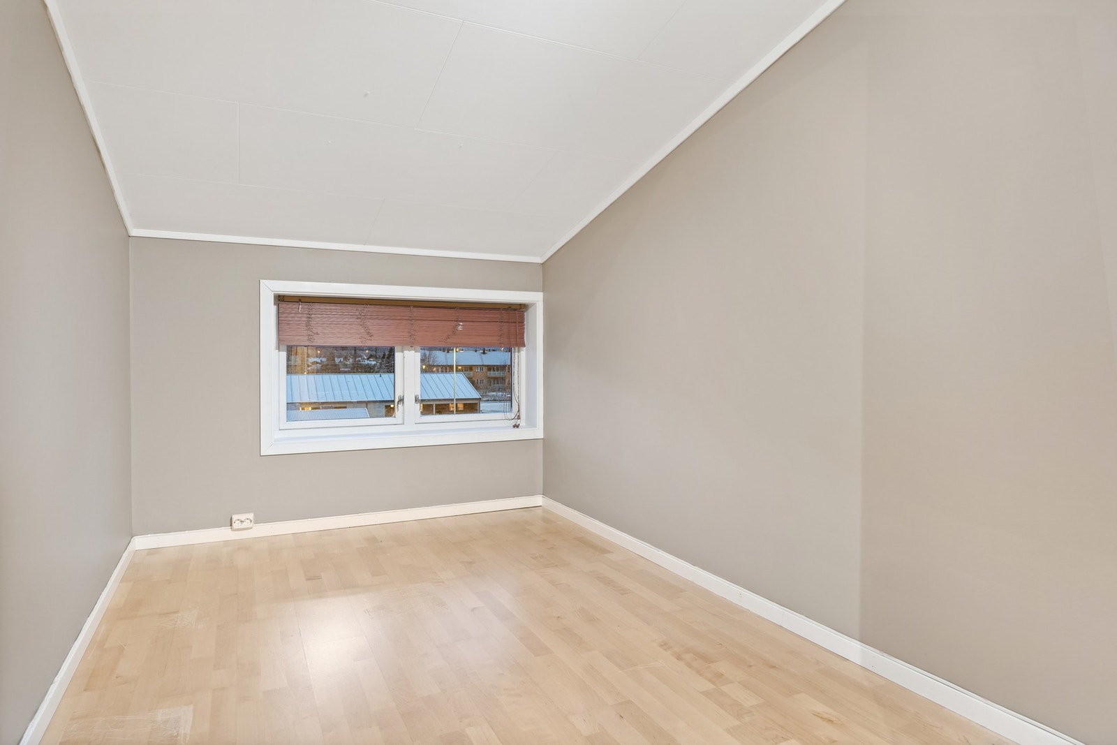 Rommet var tidligere en del av sekundærrom, men er nå omgjort til et soverom og benyttet som dette. Vær oppmerksom på at dette rommet ikke er godkjent for bruk til varig opphold. Galleribilde